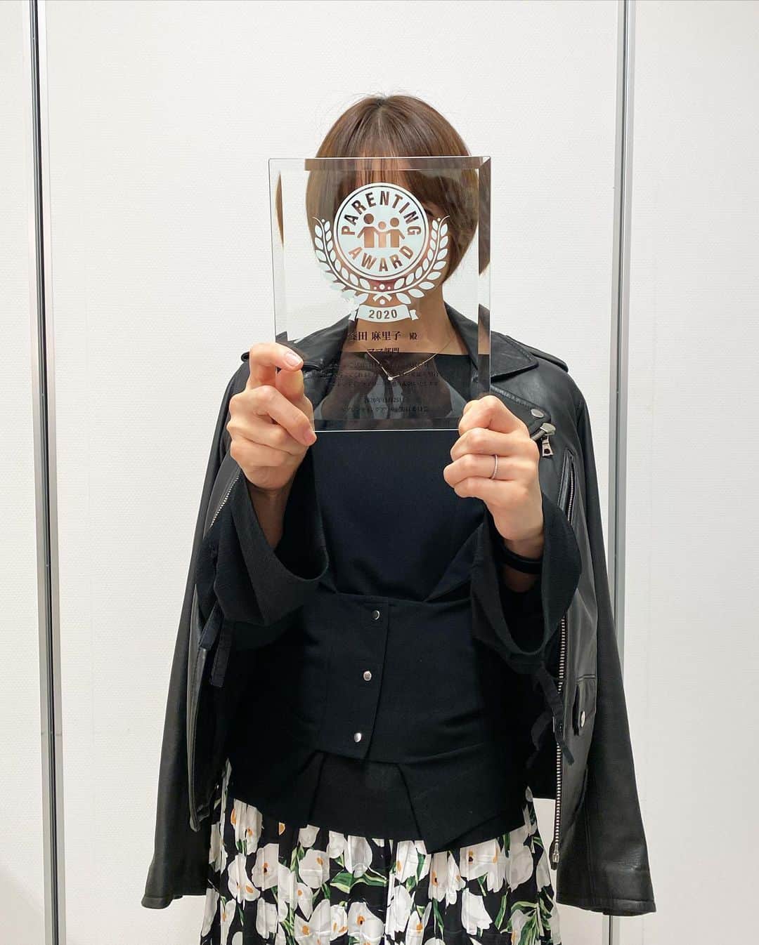 篠田麻里子さんのインスタグラム写真 - (篠田麻里子Instagram)「第13回ペアレンティングアワードのママ部門で受賞させて頂きました！ まだまだわからないことばかりで授賞も私自身が大変驚いていますが😊これからもマイペースで楽しんで育児やお仕事、色々と挑戦していきたいです！！この度は素敵な賞をいただきありがとうございました😭  #ペアレンティングアワード」11月25日 17時32分 - shinodamariko3