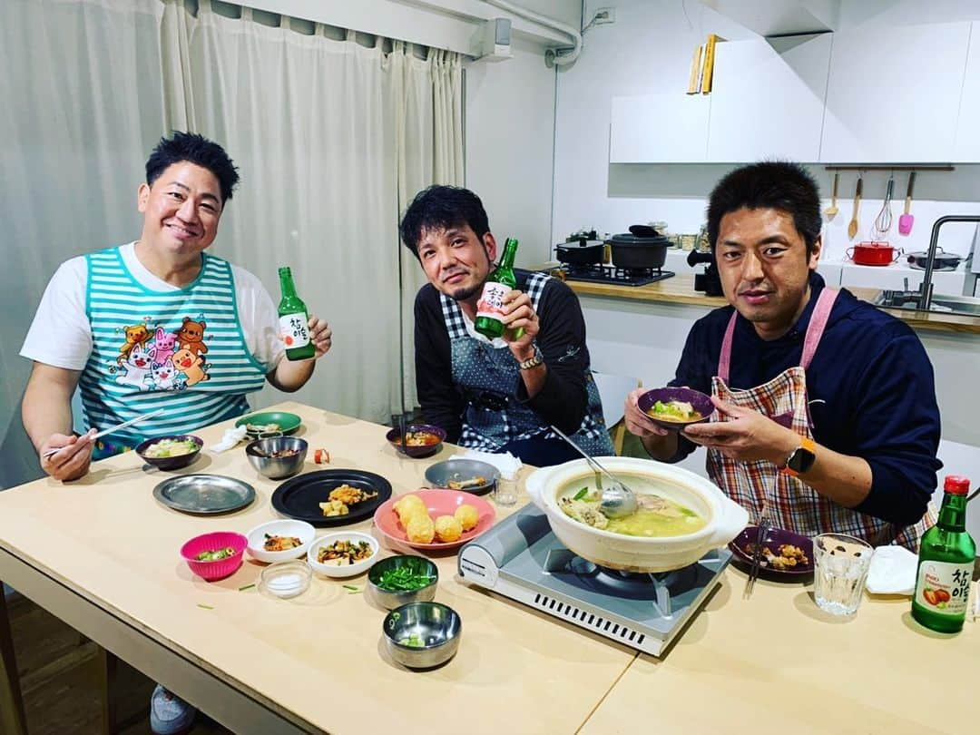 川原豪介さんのインスタグラム写真 - (川原豪介Instagram)「去年テレQで放送された【俺の韓国旅行】の第二弾でロケ予定でしたが、ご時世的になかなか海外ロケができないので、【俺の韓国料理】としてロケをしてきました。チーズボールをもくもくと作る元ホークスの柴原さん、めっちゃマッコリ飲んで酔っ払う新垣さんの貴重な料理シーン、僕のエプロンがノンタンていうのに注目して見て下さい‼️ 本日20時からYouTubeで見れます。11月25日、28日、12月5日の３回に分けて配信されまーす。【韓国観光公社　俺の韓国料理】で検索したら見れます‼️是非是非よろしくお願いします‼️ぬんっ！ #俺の韓国料理 #柴原洋さん #新垣渚さん #ブルーリバー」11月25日 17時33分 - blueriver_kawa