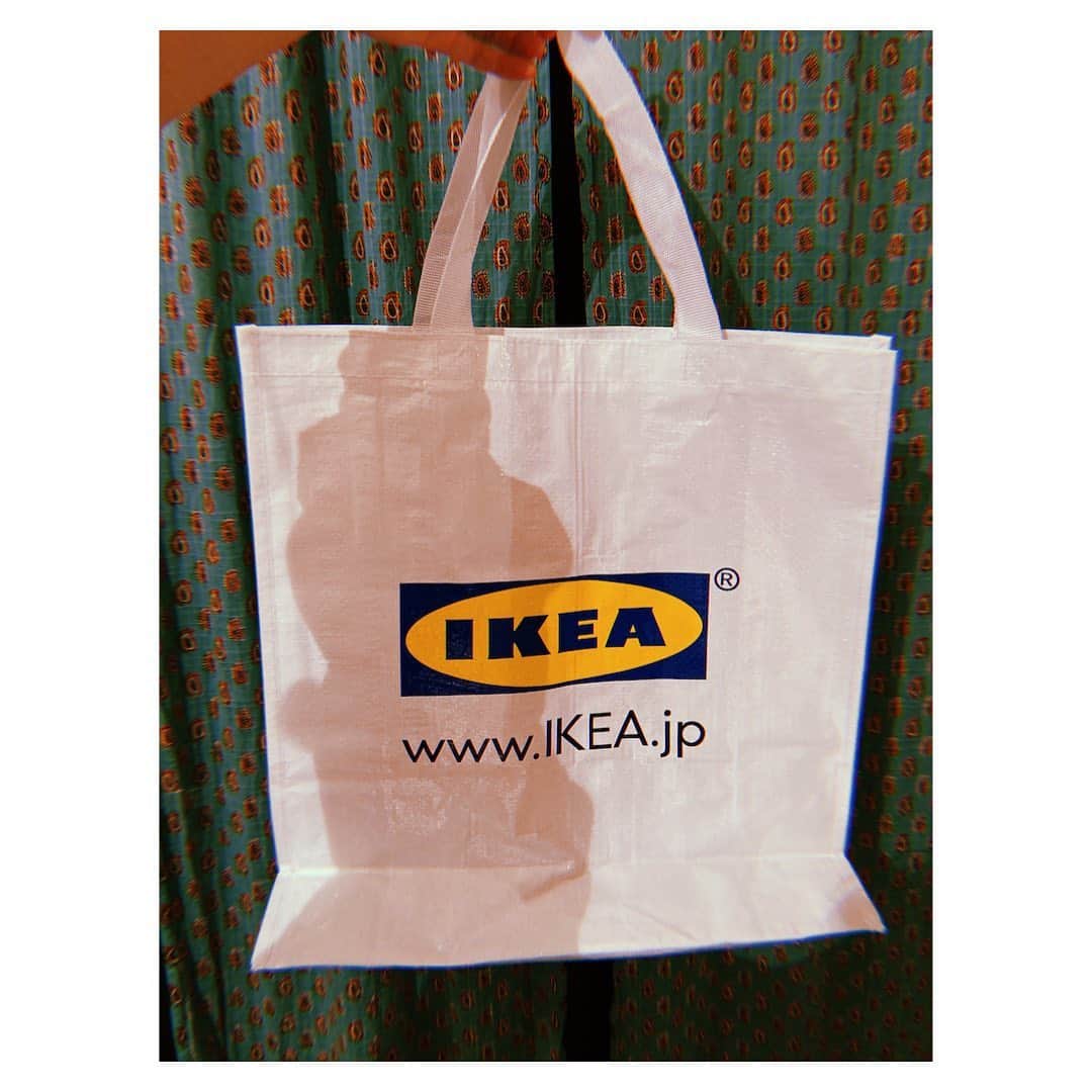 神崎れなのインスタグラム：「最近愛用してるカバン🤟🏻 まさかの190円で一目惚れして買った笑 撫で肩すぎてよく肩からズレ落ちるけどたくさんボンボコ入るので便利ちゃんちゃん🍥 雨の日もこわくない👍🏻 なんだろ、本当にロゴが可愛い🌷笑  #IKEA #バッグ #プチプラ #かわいいものに #目がない #26歳 #女」