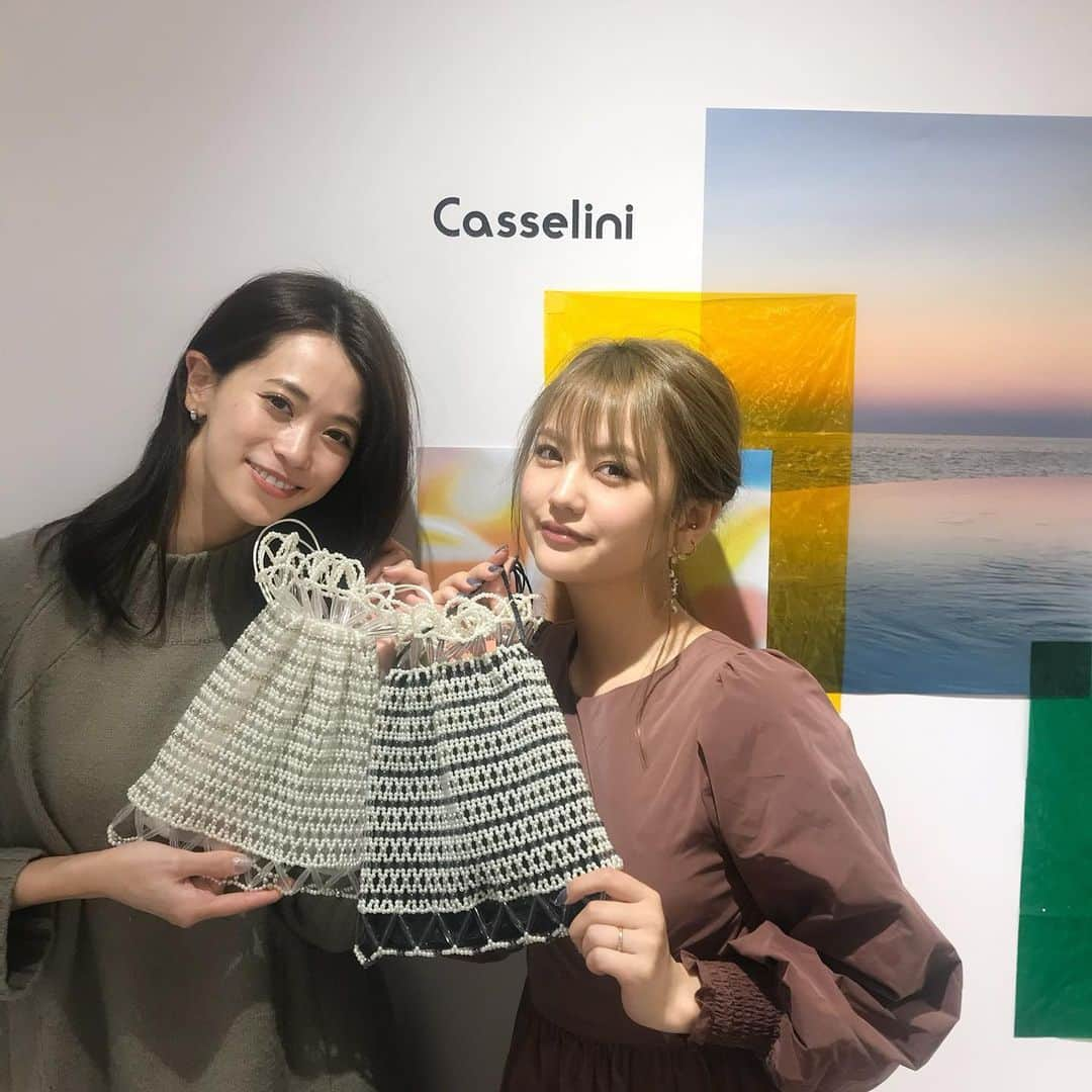 坂田梨香子さんのインスタグラム写真 - (坂田梨香子Instagram)「志保ちゃんとキャセリーニ(@casselini_official ) 展示会お邪魔しました🤍  いつも可愛いのでチェックしすぎてしまう🤔🤍  持ってるバッグはお揃いにしました😼 会いすぎて意外と2人での写真ないから嬉しいね😂  届くの楽しみ🤍」11月25日 17時34分 - rikakosakata_official