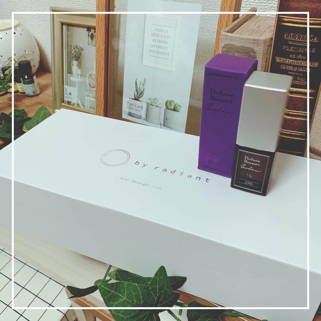 さくまみおのインスタグラム：「昨日の続き。 購入品編。  前にヘアケア動画で紹介したflowersの私の大好きな香り🍊246🍊と、またまた美髪の匠(@trmryt )が凄そうなの作られたから気になってた高性能ミニミニヘアアイロン！ 思ってたよりちっちゃーーーい！けど使い心地最高！とぅるんってなるぞなんだこれ( ಠ_ಠ) 前に電気屋さんでちっちゃいの旅行とかに便利そうと思ってなんとなく買ったことあるけど、部分的に温まらなかったり熱が弱かったりしてちっちゃ過ぎるのは微妙なのかと思ってけど、コレは全然そんなことなかった！ 今までのも気に入ってたけど更に細かい調整が出来そうでお気に入りの仲間入り(*｀ω´*) 前髪は大事だからね！自己満だけど…女子ーずはわかってくれるよね？ね？壁|ω･`)ﾁﾗｯ  #購入品#ヘアケア#美髪#ヘアサロン#表参道#青山#NEHAN#美容室#ヘアアイロン#お気に入り」