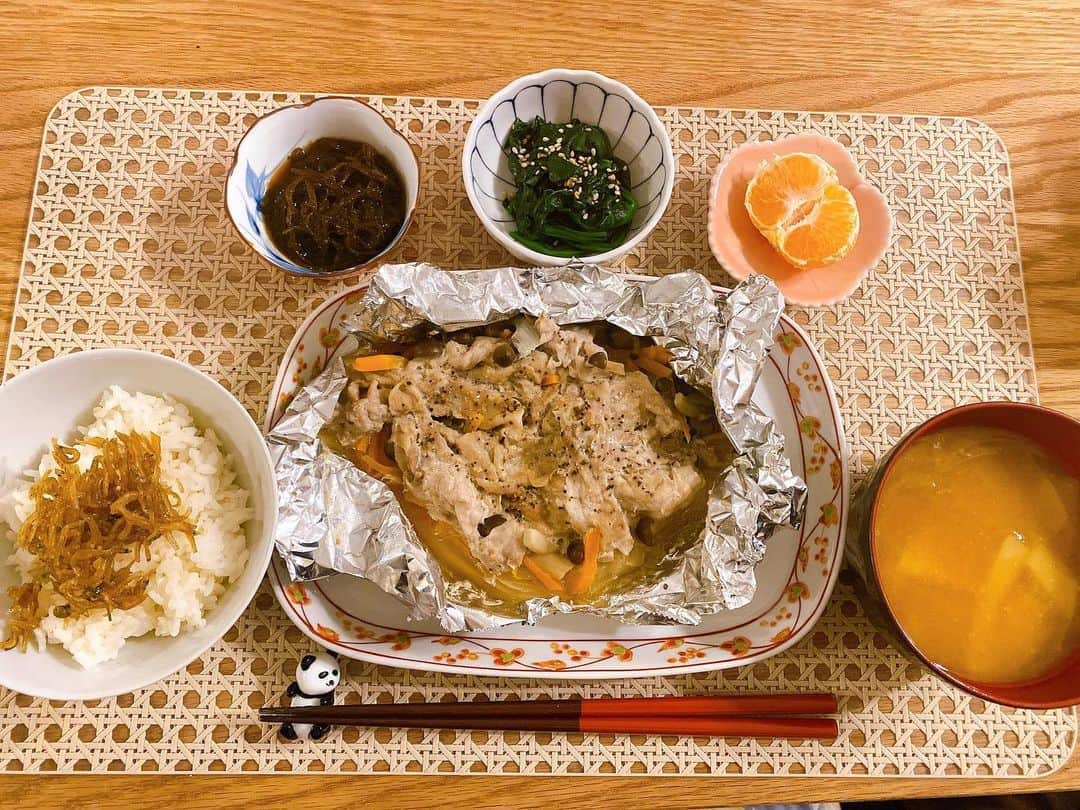 山本愛子さんのインスタグラム写真 - (山本愛子Instagram)「先日のおうちごはん。  ホイル焼きをフライパンで作ろうとして。 タイマー鳴ったのにできてない！？  火をつけるのを忘れてました😂😂 火を消し忘れるよりはよかった…ですね🤔✨  箸置きで、和歌山でパンダの赤ちゃんが産まれた喜びを表しています🎉㊗️🎂💕 名前何になるかなあ❤︎  #おうちごはん #もずくポン酢 #ほうれん草のおひたし #豚と野菜のバター醤油ホイル焼き #じゃがいもと玉ねぎのお味噌汁 #まごわやさしい」11月25日 17時45分 - aikoyade1219