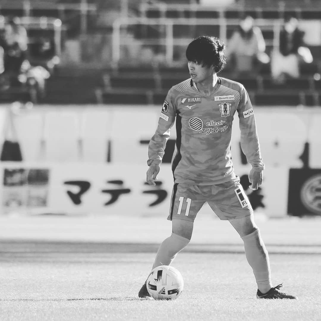 愛媛FCさんのインスタグラム写真 - (愛媛FCInstagram)「🍊 MATCH DAY🍊  ■明治安田生命J2リーグ 第36節 🆚#アルビレックス新潟🌾 🏟#デンカビックスワンスタジアム ⏳19：03 kickoff⚽️ 	 #愛媛FC スタメン🍊  GK #岡本昌弘 DF #茂木力也 #山﨑浩介 #前野貴徳 MF #西岡大志 #森谷賢太郎 #山瀬功治 #長沼洋一 FW #忽那喬司 #川村拓夢 #丹羽詩温  ■愛媛FC リザーブメンバー GK #辻周吾 DF #池田樹雷人 MF #渡邊一仁 MF #横谷繁 MF #吉田眞紀人 FW #西田剛 FW #有田光希  #Jリーグ 観るなら #DAZN で!  #DAZNフットボール #ehimefc #全進 #熱狂 #ココロハトモニ12 #愛媛一丸」11月25日 17時45分 - ehimefc12