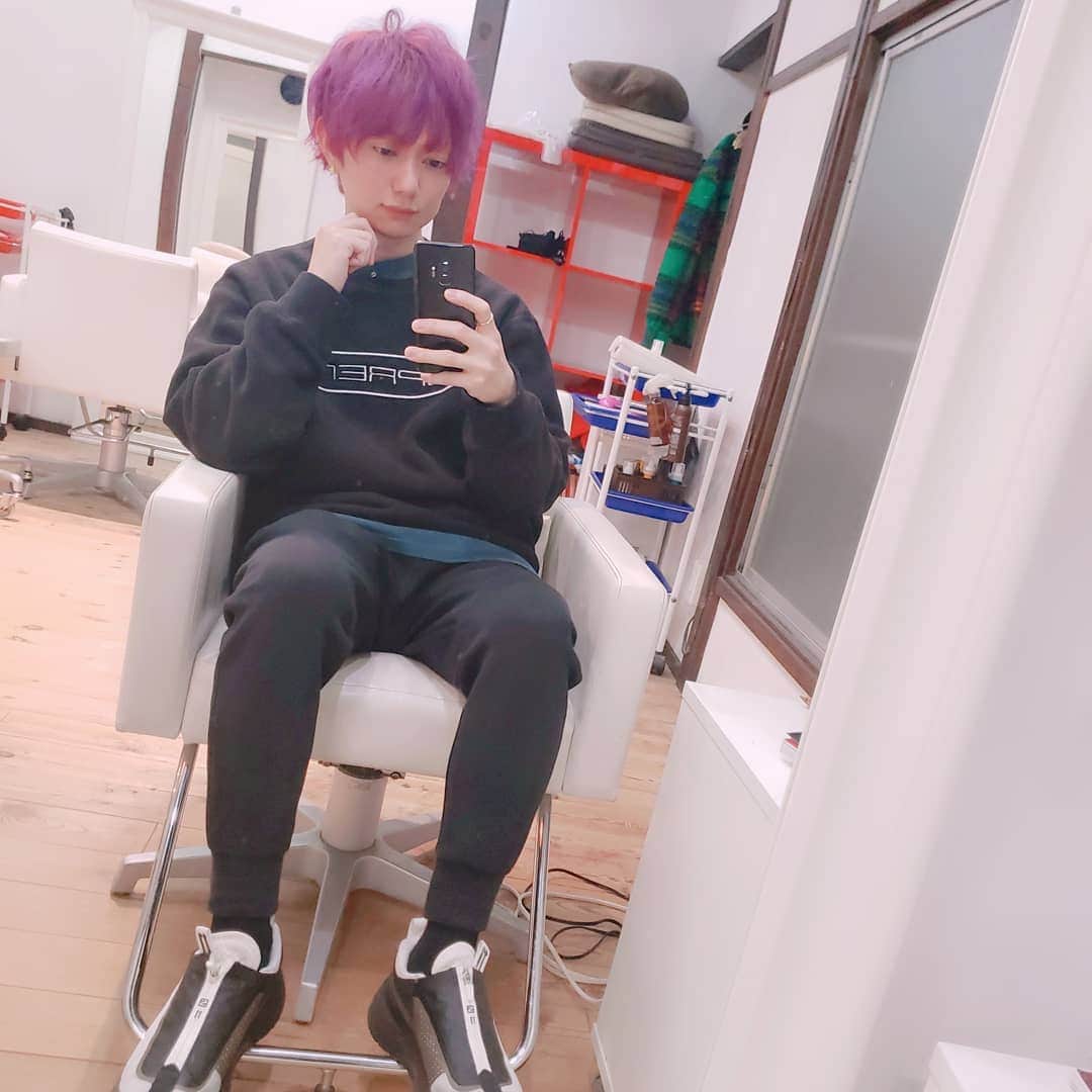 のインスタグラム：「代官山cellにて髪を紫に☺ 青っぽかったりシルバーっぽい紫はしたことあるけど、赤み強めの紫は初めてかも🤔  とてもキレイに入って満足🥳 島田さんいつもありがとうございます👶  ライブも近いし気合いがはいるね🎸  #代官山cell  #purplehair」