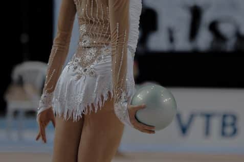 マリナ・デュランダのインスタグラム：「The key to a successful performance is a beautiful and properly executed choreography. However, another factor that must be paid attention to is the image of the gymnast🤸🏼  In rhythmic gymnastics the image of the athlete is composed of clothes (leotard), items, makeup and hairstyles.   All this performs several important tasks simultaneously:  ▫️emphasizes the natural beauty of the sportswoman; ▫️enhances the perception of the performance; ▫️complements the selected costume; ▫️completes the overall image of the artist.  Flip through to see my images and write which one you liked the most😌 _________________________  Залог удачного выступления – это красивое и правильно выполненное упражнение. Однако большое значение имеет и еще один фактор, которому нужно обязательно уделить внимание – это образ гимнастки🤸🏼‍♀️  В художественной гимнастике образ спортсменки складывается из одежды (купальника), предметов, макияжа и прически.   Все это выполняет одновременно несколько важных задач:  ▫️подчеркивает натуральную красоту спортсменки; ▫️усиливает восприятие выступления; ▫️дополняет выбранный костюм; ▫️завершает общий образ исполнительницы.  Листай что бы увидеть мои образы и пиши какой больше понравился 😌」