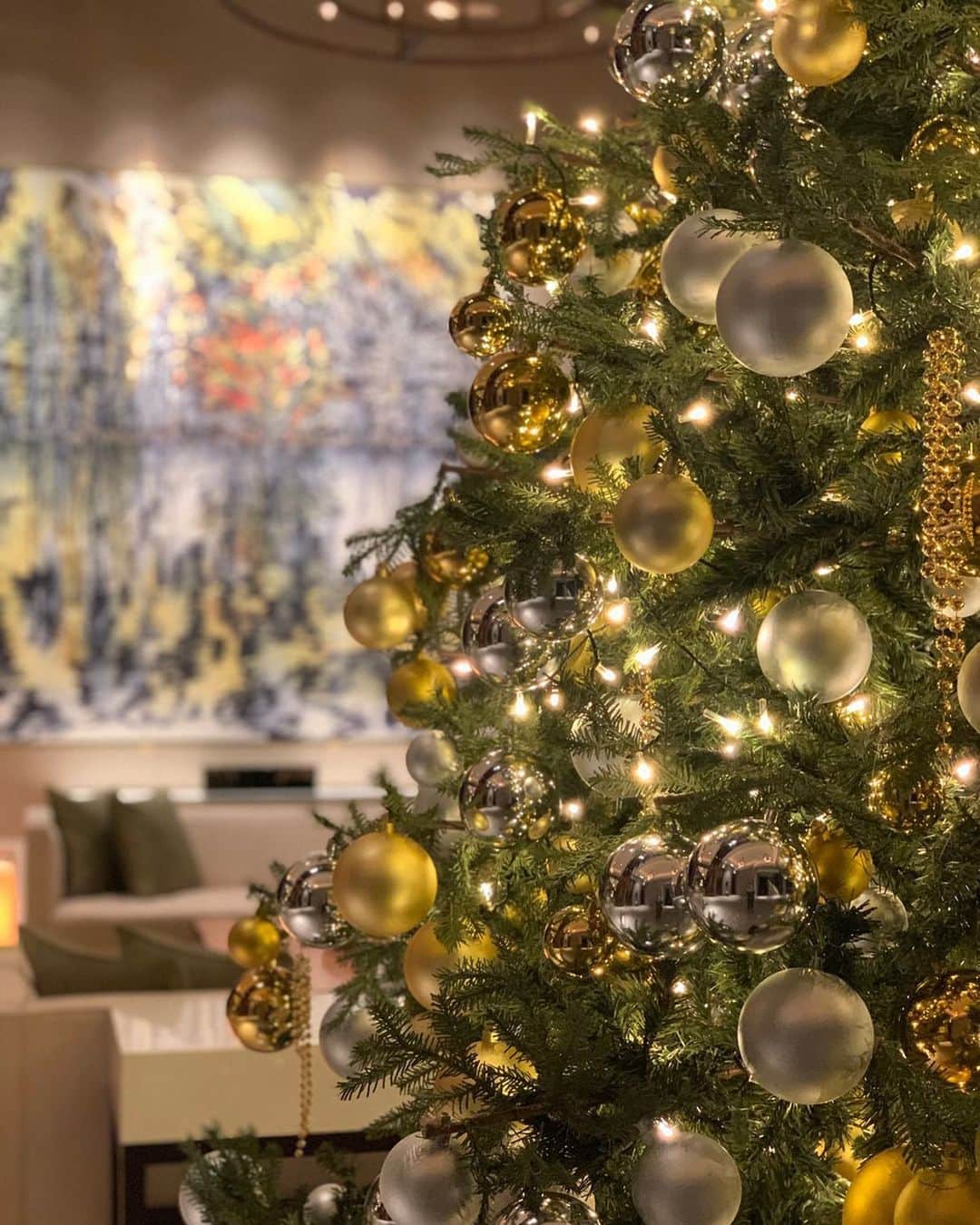 Palace Hotel Tokyo / パレスホテル東京さんのインスタグラム写真 - (Palace Hotel Tokyo / パレスホテル東京Instagram)「『BIRTH～誕生～』をテーマに彩る今年のホリデーシーズン。新たな希望が、皆様の心に生まれますように。 Holiday spirit is in the air! We hope the joyous decorations bring hope to your heart.  #AFestiveChristmas #ホテル装飾 #デコレーション #クリスマス #クリスマスデコレーション #クリスマスツリー #オーナメント #どこでしょう #丸の内 #パレスホテル東京 #christmas #christmastree #christmasdecor #holidayseason #holidayspirit #uncommontravel #lhwtraveler #Marunouchi #PalaceHotelTokyo #HotelsForTheHolidays @christian.tortu.japan」11月25日 17時47分 - palacehoteltokyo