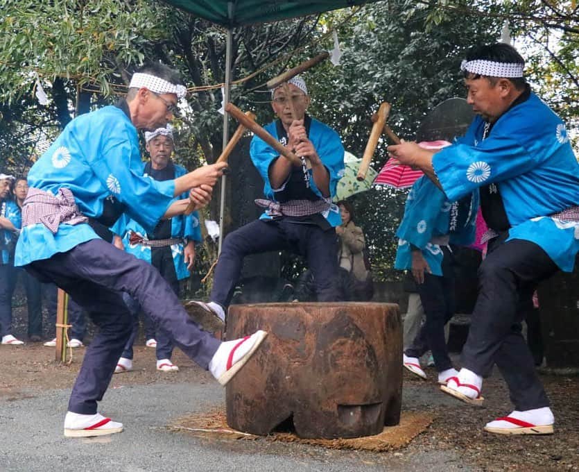 さいたまつりのインスタグラム：「【🏮埼玉の祭りハイライト🏮 〜「金谷の餅つき踊り」〜】                                                             毎年東松山市で開催される餅つき踊りは、岩殿山に住む悪竜を退治した坂上田村麻呂に感謝して、喜びのあまり踊りながら「餅」をついてもてなしたのが始まり！  江戸時代から続く300年の伝統のうちに踊りが様式化され、息のあった激しくリズミカルな踊りで餅をつきます🤤  === 1枚目、2枚目の写真は、3人で餅をつく様子。バリエーション豊かな16種類の演目で、集まる観客の視線が集まります！  3枚目のつきあがった餅は、見物客にもふるまわれます。  4枚目は、市内上野本金谷の氷川神社で五穀豊穣を祈念する様子⛩ ===  来年は迫力ある餅つき踊りを是非お楽しみください！  ＊＊＊ 2020年度の「金谷の餅つき踊り」は、新型コロナウイルス感染拡大防止のため中止となります。 公式サイト　http://www.city.higashimatsuyama.lg.jp/kanko/event/11/1351822515512.html さいたまつりページ　https://www.saitamatsuri.jp/matsuri/kanaya-mochituki/ #金谷の餅つき踊り #さいたまつり #埼玉 #saitama #saitamatsuri #japan #祭 #matsuri #festival」