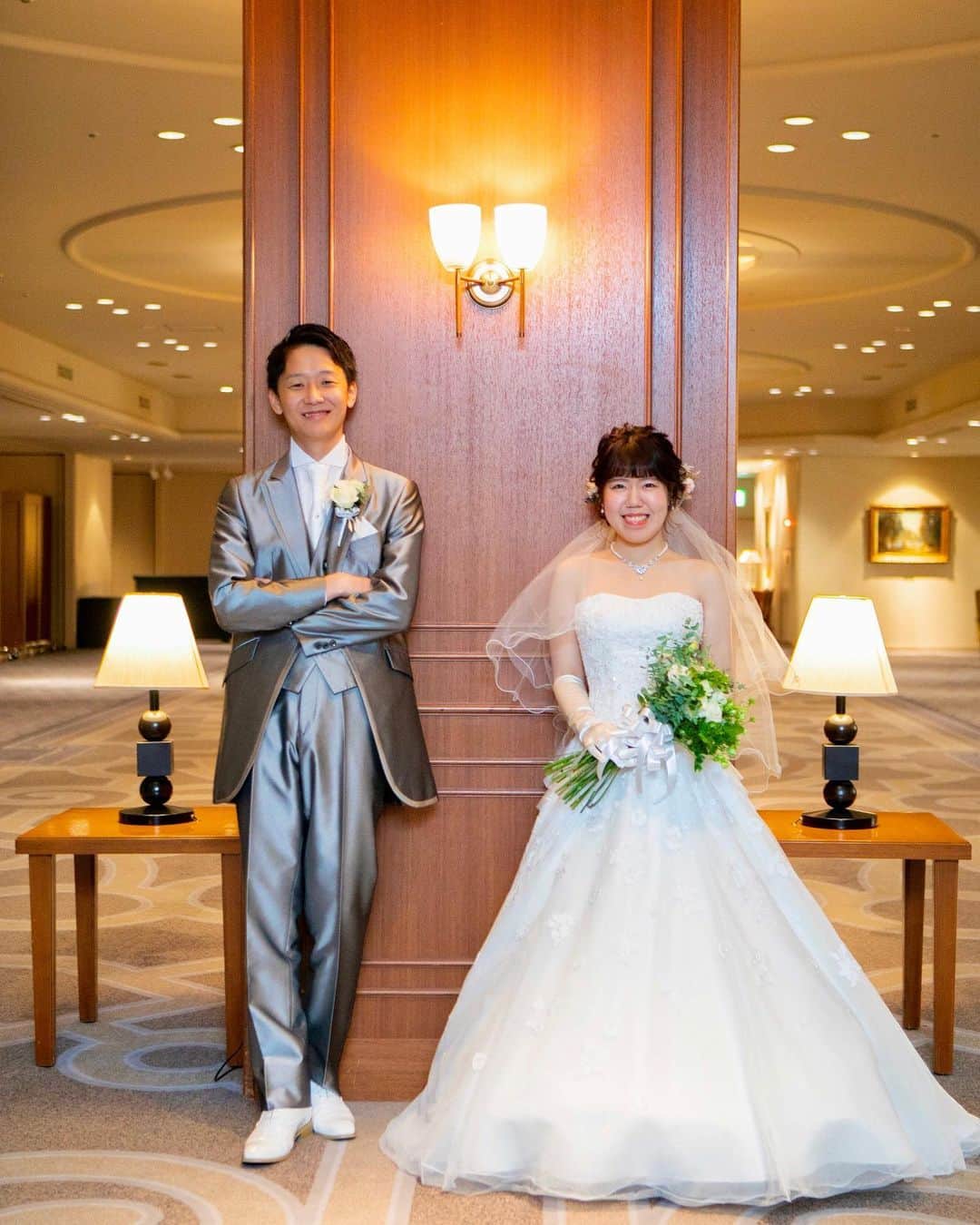 スマ婚/オフィシャルアカウントのインスタグラム：「お支度完了後に柱を挟んでのツーショット✨ こちらのショットは #名古屋東急ホテル のロビーで撮影📸 ラグジュアリーな雰囲気が漂う空間なので ホテルウェディングらしさ溢れる1枚が撮影できます☺  －－－－－－－－－－－－－－－－－－ どうしてスマ婚を選んだの？ スマ婚のメリットは？ プランに含まれている内容で十分だった？ …など、 #スマ婚花嫁 さまにインタビューして 【ウェディングレポート】を作成しております📋 @smakon_official  プロフィールTOPのURL→ウェディングレポート にてご覧ください💡 －－－－－－－－－－－－－－－－－－  #スマ婚 #結婚式 #プレ花嫁 #式場探し #式場迷子 #プレ花嫁準備 #結婚式準備 #披露宴演出 #結婚式場選び #プレ花嫁さんと繋がりたい #全国の花嫁さんと繋がりたい #2020秋婚 #2020冬婚 #2021春婚 #2021夏婚 #2021秋婚 #関東花嫁 #東海花嫁 #関西花嫁 #スマ婚花嫁 #スマ婚レポ #卒花嫁レポ #結婚式準備レポ #卒花レポ #ホテルウェディング #お支度シーン #撮影指示書 #ウェディングドレス」