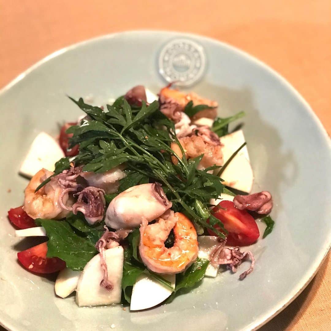 のインスタグラム：「遠山農園さんのお野菜で  海老と槍烏賊のガーリックソテー、ルッコラあやめ雪(カブ)、ペッパークレソンのサラダ  ほうれん草をたくさん入れたキッシュロレーヌ 直径24cm特大サイズ😅  赤大根、スティックブロッコリー、ペッパークレソン、ゴルゴンゾーラの和え物バルサミコと玉葱擦りおろしドレッシング  全て美味しい〜❣️  特大サイズキッシュは娘にお届けしました🥰  またメニューを考えてアップしますね😊  #おうちごはん #遠山農園 #無農薬野菜 #organic」