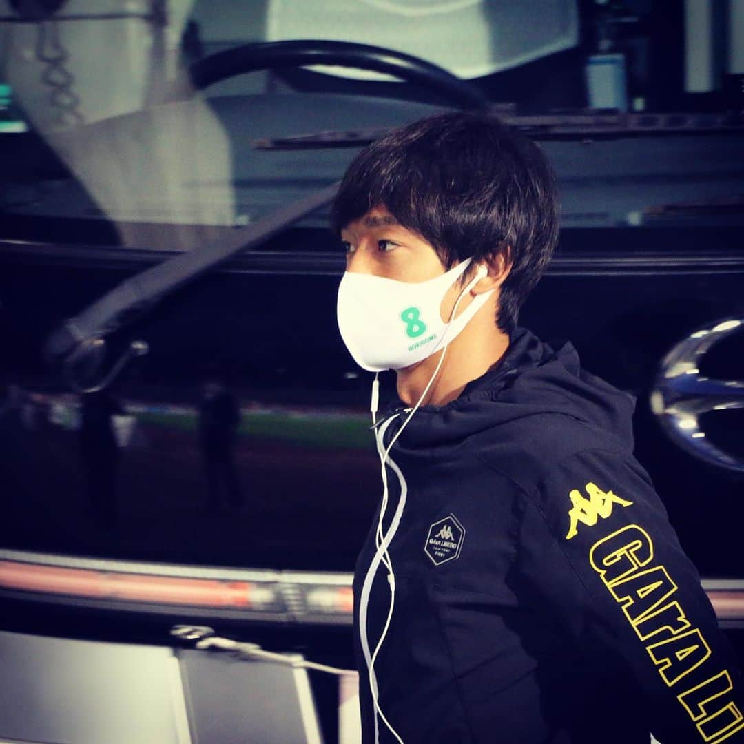 ジェフユナイテッド市原・千葉のインスタグラム：「選手バスがスタジアムに到着しました🏟🐕💨 キックオフは19時❗️熱い応援を宜しくお願いします🙏✨ WIN BY ALL❗️  #jefunited #ジェフ千葉 #WINBYALL」