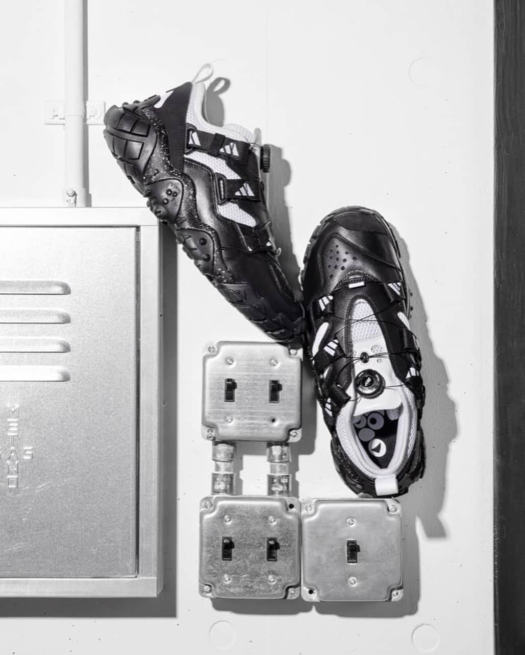山内あいなさんのインスタグラム写真 - (山内あいなInstagram)「👟🤍👟🤍 @hyke_official   いつかのリハの服💭 3〜4年くらいずっっと履き続けてるくらい大好きなHYKEとadidasのコラボスニーカー🥺 今回のもめちゃ可愛い。。 私は白黒ゲットしました🤍🖤  #hyke #adidas #sneakers」11月25日 17時54分 - ainayamauchi3131