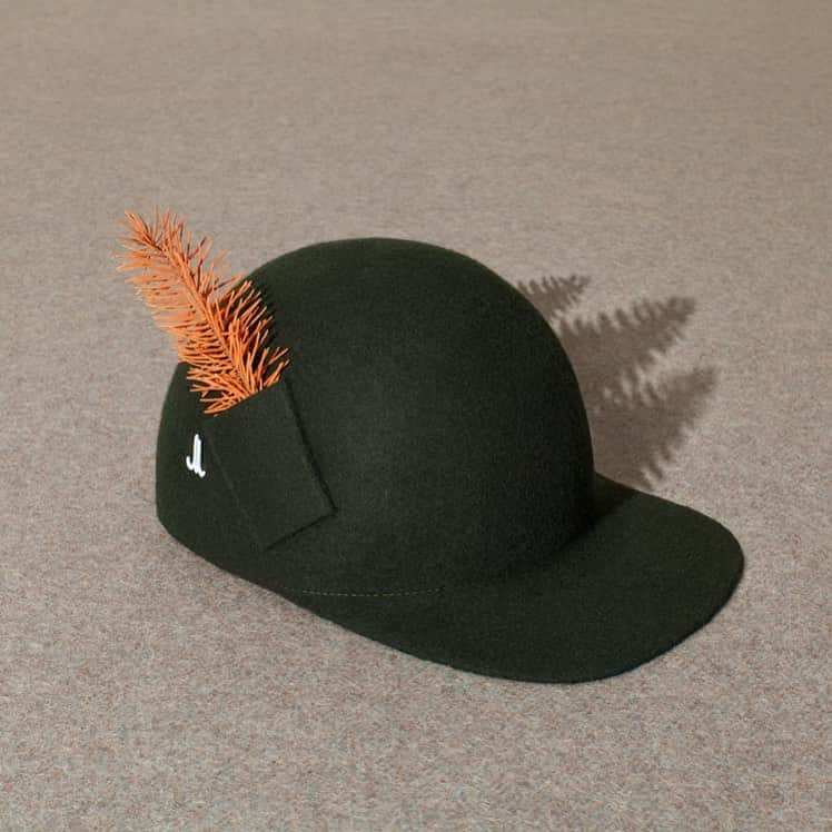 のインスタグラム：「Mühlbauer  AUTUMN WINTER 20/21 TRACHT ▪️ BAZ our evergreen... in the TRACHT Edition the #cap comes with a pocket to hold your #waldspaziergang souvenirs #muehlbauer #muhlbauer #autumn #winter #feltcap #evergreen #nadelbäume #intothewoods @studio_likeness」