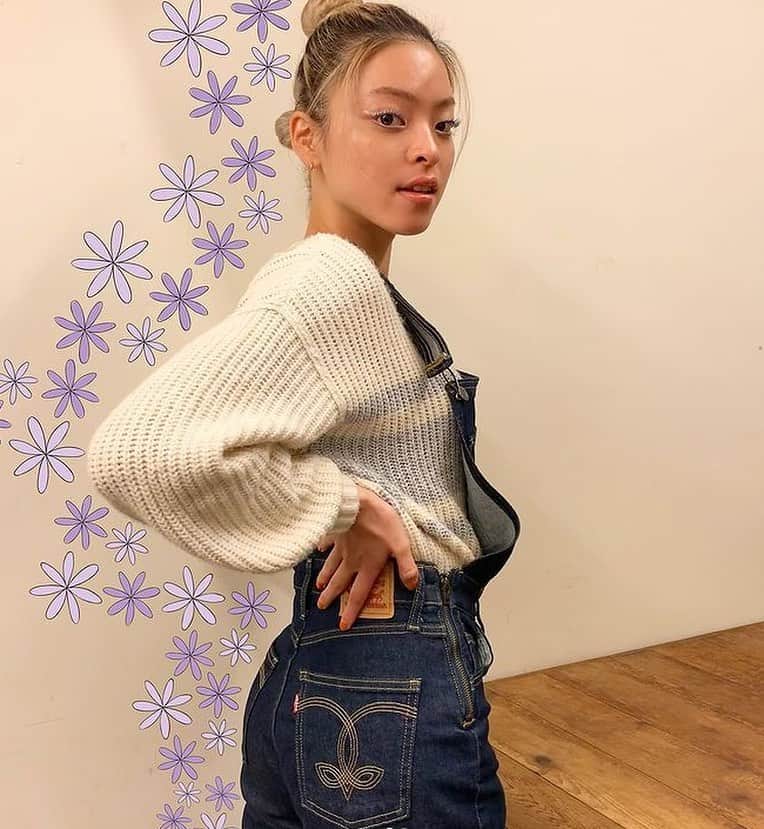 のインスタグラム：「きょうはトップスにあわせて白いアイラインとブルーのマスカラでmeke-up💙調子 良子💜 - トムガールデニムオーバーオールはとってもCUTE!!おすすめアイテムの１つです♬   公式LINEをフォローしてスペシャルオファーなど様々な情報をゲットしましょう！☺   #regram @monicaalien #AExME #AEJeans #AE#americaneaglejp」
