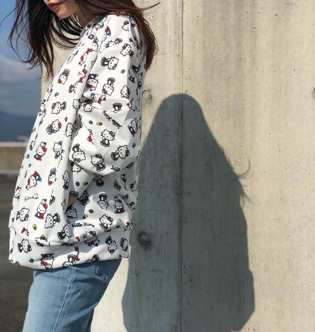 新谷美奈のインスタグラム：「.﻿ ﻿ NiziUと菅田将暉のMVに﻿ 完全に心もってかれた今日🌈🥺💘﻿ #どっちも今日公開﻿ #なんていい日なんだ😳﻿ ﻿ 今日は大人気のキティコラボのトレーナーをご紹介🍎﻿ 空の色とリンクしたブルーのデニムと﻿ 潔い白のキティちゃん。合うー🥰﻿ ポケットつきなのもうれしいですね！﻿ ﻿ Nina mew﻿ tops ¥23,000+tax﻿ denim ¥15,000+tax﻿ boots ¥26,000+tax﻿ ______________________________________﻿ ﻿ 🎅🏻Nina mewの商品を税込4万円以上お買い上げの方に﻿ ロゴトートバッグをプレゼント！﻿ (なくなり次第終了となります)﻿ ﻿ @ninamew_official#Ninamew#ニーナミュウ#ゆめタウン#ゆめタウン佐賀#セレクトショップ#selectshop」