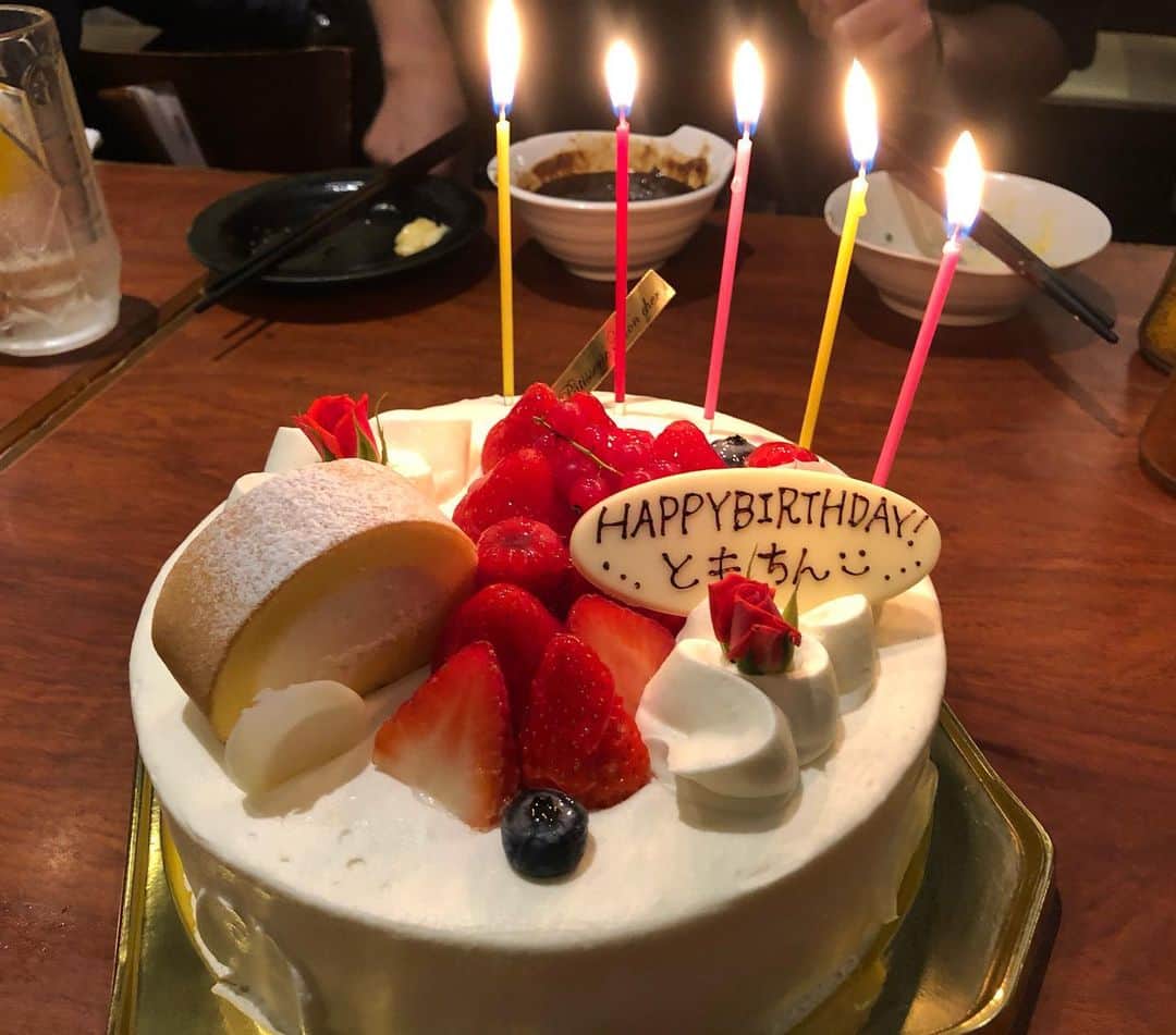 三宅智子さんのインスタグラム写真 - (三宅智子Instagram)「先日、11月21日でまた1つ歳をとりました。  この歳になってもお祝いしていただける事に感謝です！  写真は、一緒に働いてるラーメン屋さんのメンバーに祝いしてもらった時の！  堂島ロールのお店のケーキ？  美味しかった♪  うどんも美味しかった♪」11月25日 17時57分 - tomoko1121m