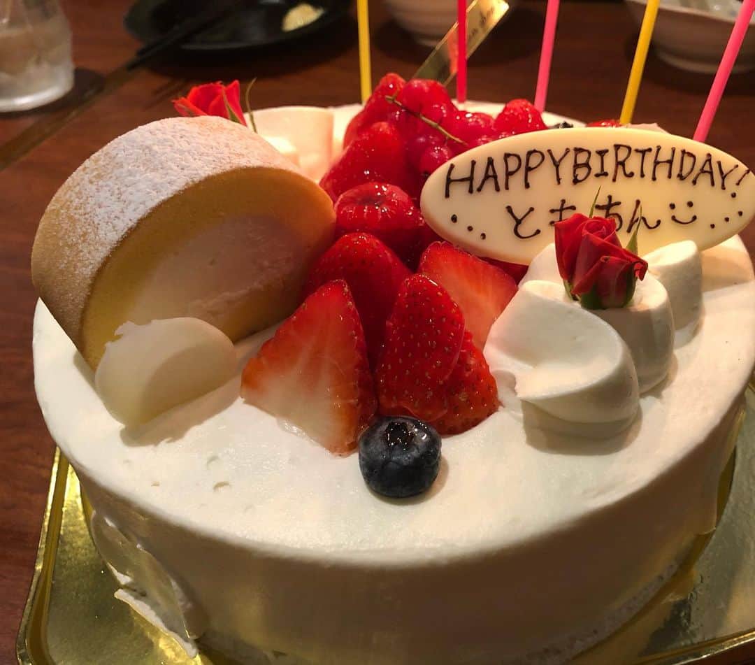 三宅智子さんのインスタグラム写真 - (三宅智子Instagram)「先日、11月21日でまた1つ歳をとりました。  この歳になってもお祝いしていただける事に感謝です！  写真は、一緒に働いてるラーメン屋さんのメンバーに祝いしてもらった時の！  堂島ロールのお店のケーキ？  美味しかった♪  うどんも美味しかった♪」11月25日 17時57分 - tomoko1121m