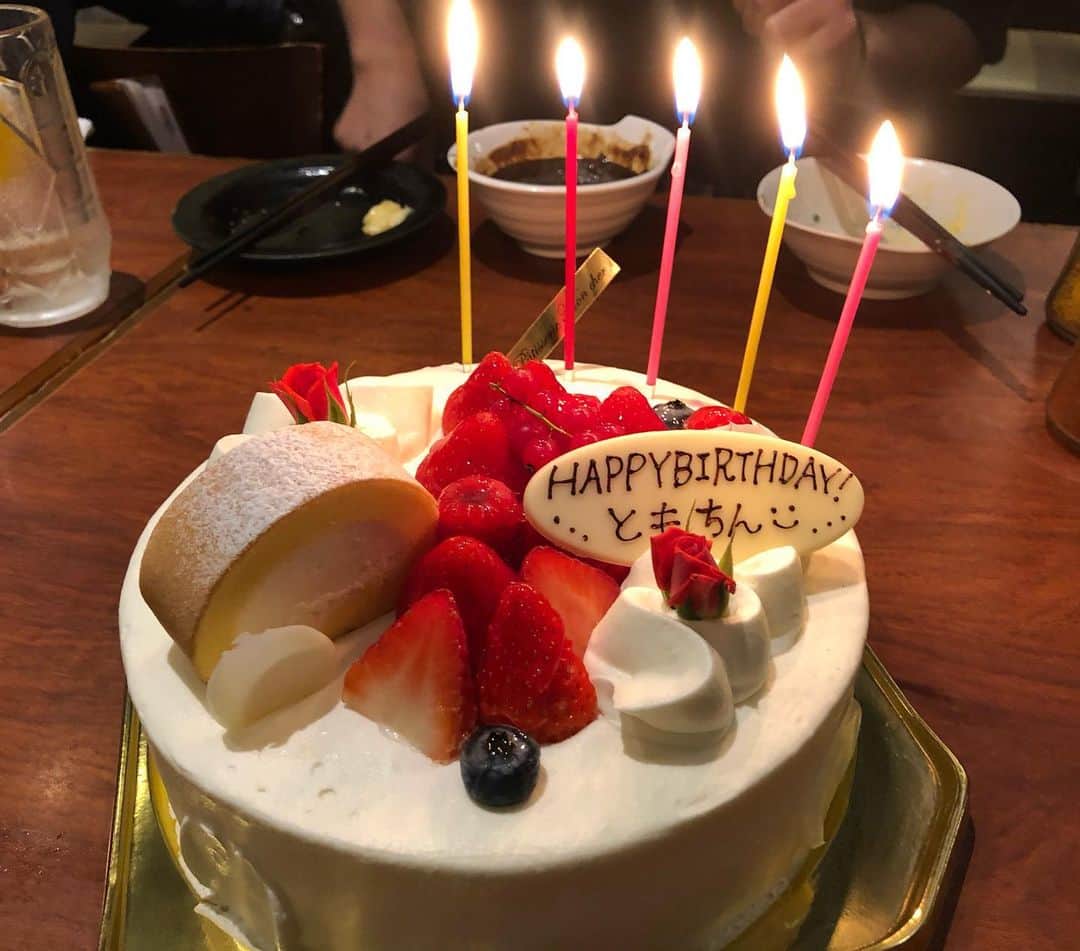 のインスタグラム：「先日、11月21日でまた1つ歳をとりました。  この歳になってもお祝いしていただける事に感謝です！  写真は、一緒に働いてるラーメン屋さんのメンバーに祝いしてもらった時の！  堂島ロールのお店のケーキ？  美味しかった♪  うどんも美味しかった♪」