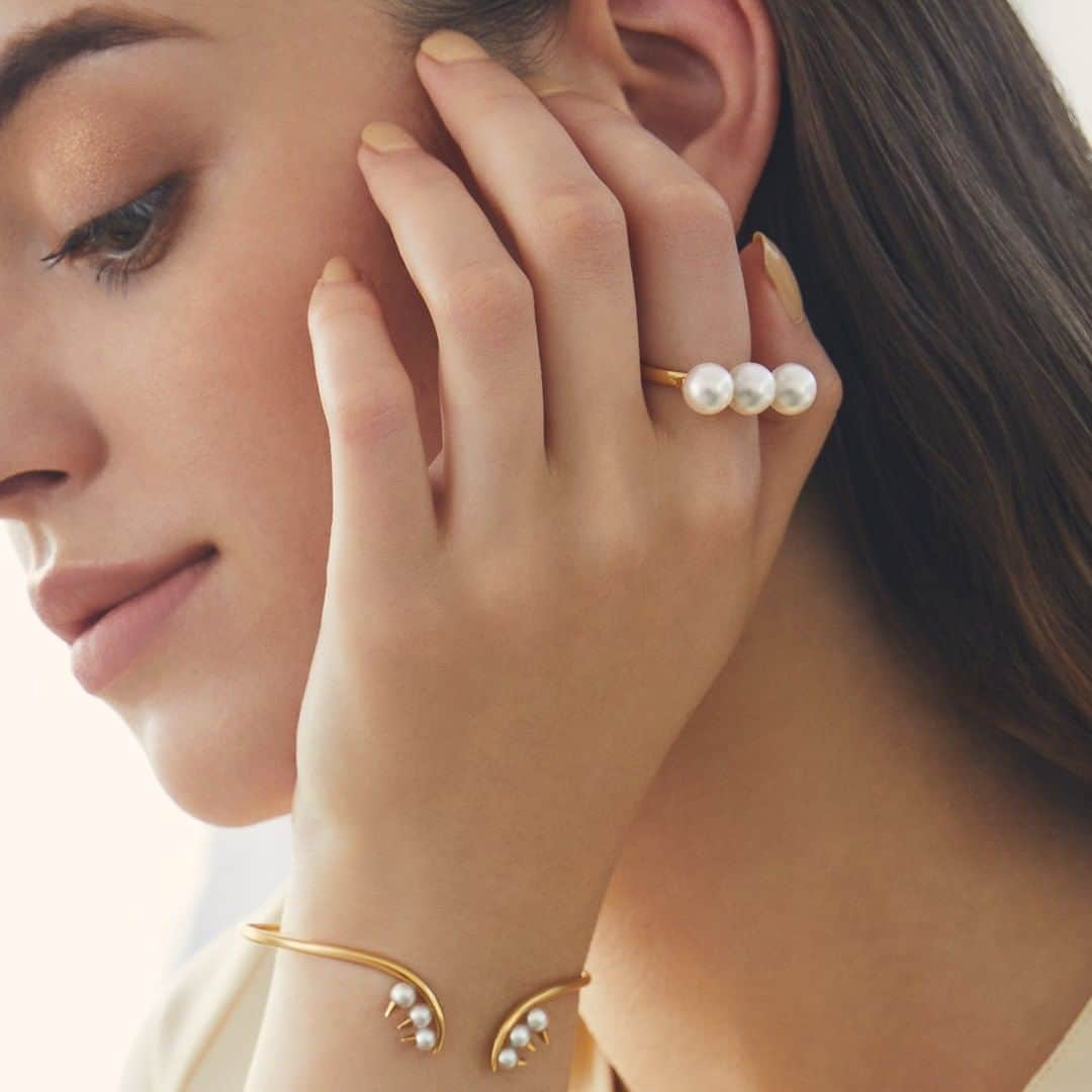 TASAKIさんのインスタグラム写真 - (TASAKIInstagram)「The ‘balance neo’ ring—a design that encourages the casual enjoyment of pearls. Let the velvety luster, fostered in nature, embellish your fingers with colourful brilliance. #TASAKI #Holiday #Holidaygifts #christmas2020 #PearlyHolidayGreetings #TASAKIbalance #balanceneo #TASAKIdanger #danger #TASAKIpearl #pearl #ring #bracelet」11月25日 18時00分 - tasaki_intl