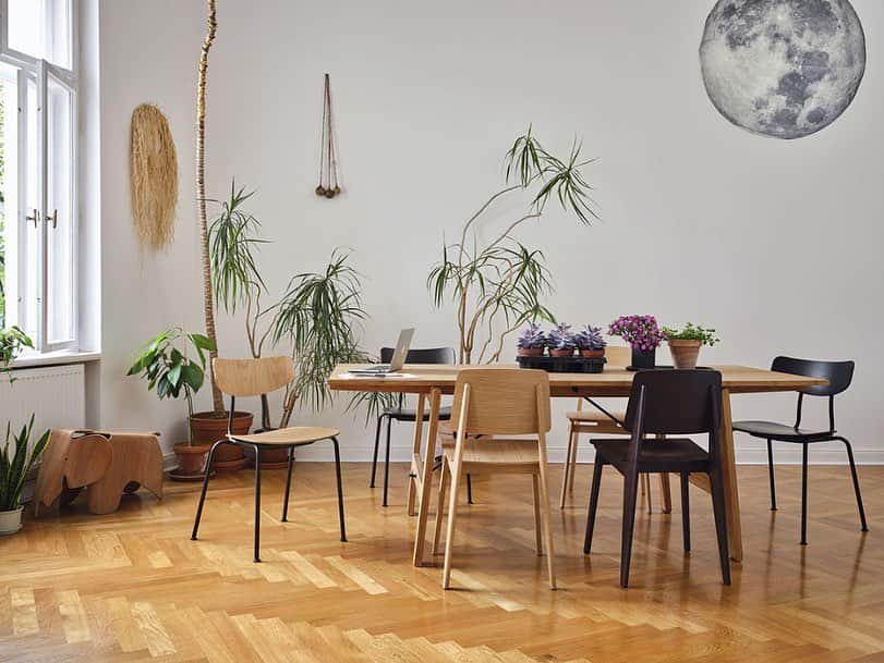 FLYMEeさんのインスタグラム写真 - (FLYMEeInstagram)「日本最大級の家具・インテリア通販サイト【 FLYMEe 】⁣ ⁣ 今回は【Vitra】の商品をご紹介します。⁣ ⁣ Vitra / ヴィトラは、1950年にスイスで創業した世界を代表する家具メーカー。時を経て受け継がれてきた名作デザインから、現代のデザイナーたちによる最新作まで、ヴィトラの豊富なコレクションはホーム、オフィス、公共スペースの空間の質の向上に貢献しています。⁣ ⁣ 【商品詳細の見方】⁣ ①投稿画像をタップ⁣ ②表示される商品タグをタップ⁣ ③商品詳細ページへ⁣ ⁣ 日本最大級の家具・インテリア通販サイト【 FLYMEe 】⁣ @flymee_official フライミー で検索⁣ ⁣ #FLYMEe #Vitra⁣ #フライミー #オフィスデザイン #ワークスペース #自由設計 #チェア #椅子 #ダイニングチェア #オフィスチェア #海外インテリア #海外インテリアに憧れる #デザイナーズ家具 #カフェ風インテリア #リノベーション #マンションリノベ #フルリノベーション #リフォーム #マンションリフォーム #注文住宅 #空間デザイン #インテリアデザイン #内装デザイン #内装リフォーム #インテリアコーディネート #家づくり #家具選び #家具探し #家具通販 #インテリア通販」11月25日 18時00分 - flymee_official