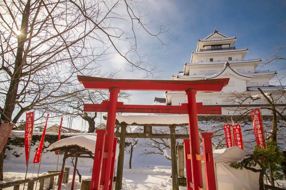 TOBU RAILWAY（東武鉄道）さんのインスタグラム写真 - (TOBU RAILWAY（東武鉄道）Instagram)「. . 🚩Tsuruga Castle - Aizu Wakamatsu . [Visit Aizu-Wakamatsu to see a castle surrounded by a snowy scenery, which can only be seen during winter!] . "Tsuruga-jo Castle" is a sightseeing spot which symbolizes Aizu-Wakamatsu. Its pure white walls and red tiled roof are very beautiful, and in winter you can enjoy an extremely fantastic snow-covered scenery. The "Aizu Painted Candle Festival" is held every year on the second Friday and Saturday of February.  The schedule for the 2021 event has not been decided yet due to the new coronavirus disease (COVID-19); however, please enjoy the photos from the previous events.  For trips to the Aizu area, you can enjoy a great deal such as getting on and off the train freely in the designated section with the Tobu Railway's advantageous ticket "YUTTARI (relaxing) AIZU TOBU FREE PASS". . . #visituslater #stayinspired #nexttripdestination . . . #tohoku #aizu #aizuwakamatsu #tsurugacastle #鶴ヶ城  #japantrip #discoverjapan #travelgram #tobujapantrip #unknownjapan #jp_gallery #visitjapan #japan_of_insta #art_of_japan #instatravel #japan #instagood #travel_japan #exoloretheworld #ig_japan #explorejapan #travelinjapan #beautifuldestinations #japan_vacations #beautifuljapan #japanexperience  #castle」11月25日 18時00分 - tobu_japan_trip