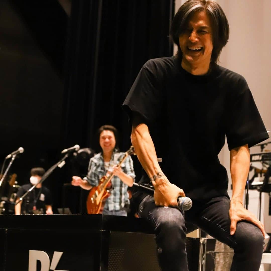 B’zさんのインスタグラム写真 - (B’zInstagram)「B’z SHOWCASE 2020 -5 ERAS 8820-  Getting together and rehearsing!  Only 1 shows left! Don’t miss them!!   #Bz #SHOWCASE #5ERAS  Ticket Information ↓ https://bz-vermillion.com/showcase2020/#tablebox」11月25日 18時00分 - bz_official_insta