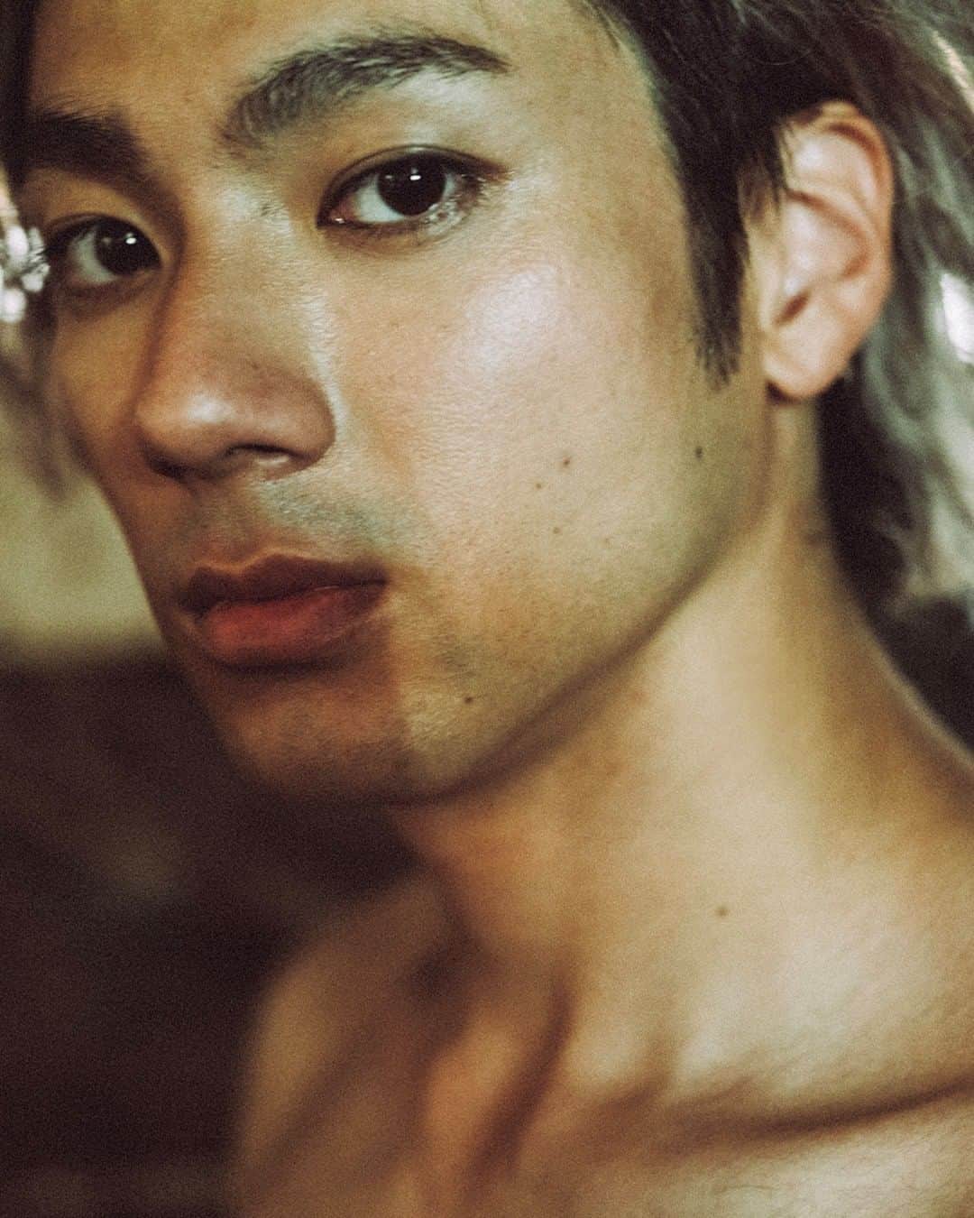 NYLON JAPANさんのインスタグラム写真 - (NYLON JAPANInstagram)「Youthから次のステージへ 20代の最後早く“本物”の大人になりたいと願うばかりに、アイデンティティの混乱や喪失感、漠然とした不安などいろんな感情がめまぐるしく交差する時期。  撮影時、人生の大きな節目30歳を目前に控えていた俳優・山田裕貴が、武骨なファッションを身にまとい、彷徨い、悩み、未来を想像し、希望の光を見出す様を演じる。揺れ動く“大人への移行期間を迎える男”を、リアリティをもって描いたカバーストーリー。そして、ロングインタビューでは、思考する人・山田裕貴の紡ぐ言葉を一つ一つ手繰り寄せ、彼の深い深い場所まで連れて行ってもらった。  photographer @kosukemae styling SHUICHI ISHIBASHI hair&makeup TAKE(HAPPS)   model @00_yuki_y  #nylonjapan #nylonguysjapan #nylonjp #yukiyamada #fashion #coverboy #thefashionstory #caelumjp」11月25日 18時00分 - nylonjapan