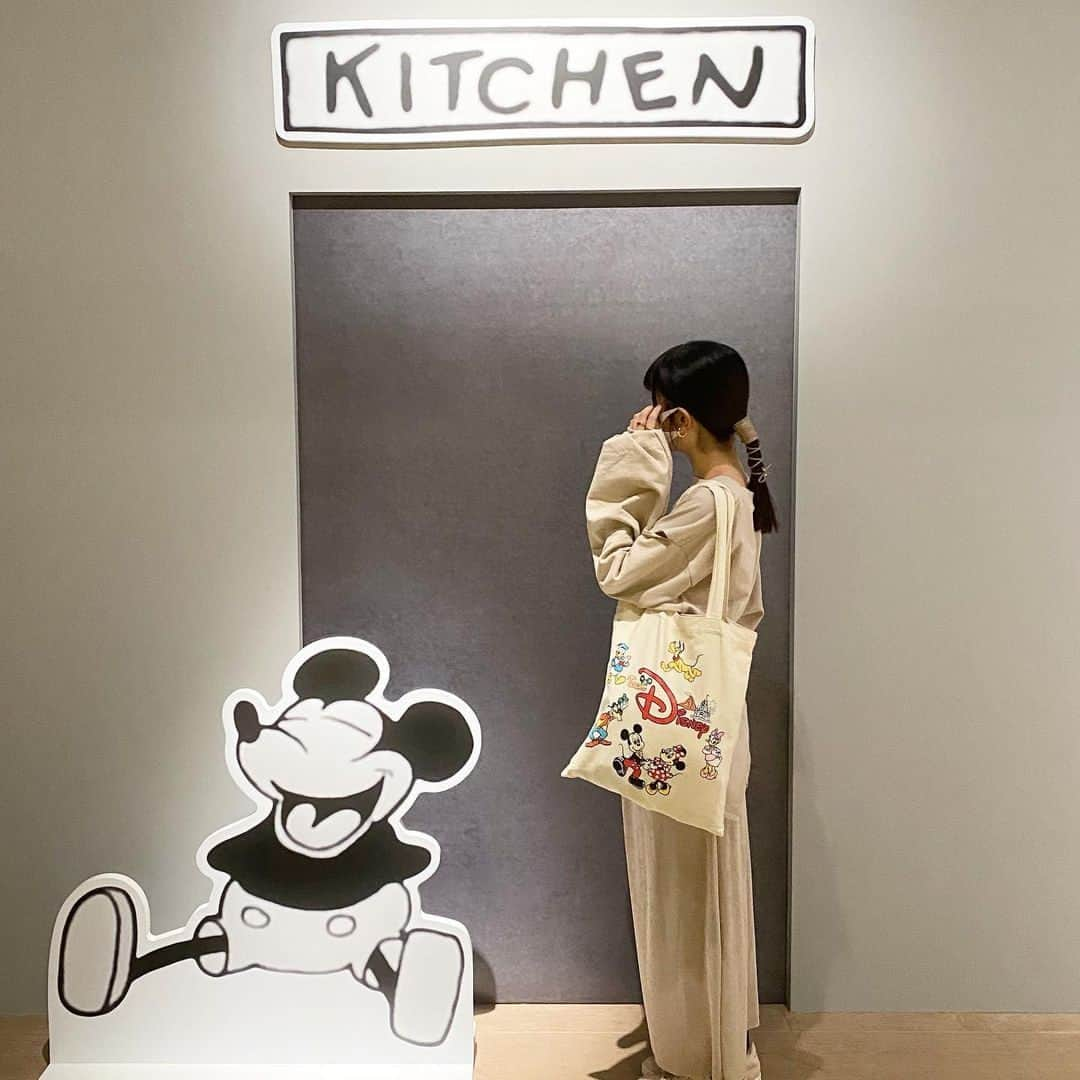 RiLiさんのインスタグラム写真 - (RiLiInstagram)「写真撮影OKなスポットあり⛴️【ミッキーマウス展】🐭⁣ ......⁣ 森アーツセンターギャラリー（東京・六本木ヒルズ森タワー52階）にて、10月30日〜1月11日まで【ミッキーマウス展】を開催中🐭🐭「アラジン」「アナ雪」など有名作品に携わってきたアーティストとミッキーとのコラボ作品が展示されているんだって🤭⁣ 展示内は写真撮影可能なスポットも〰️📸手でミッキーの耳を作ってみたり、ディズニーランドやシーで買ったカチューシャを持参して写真を撮るのもオススメ✊🏻✊🏻⁣ チケットは大学生以上は2,800円、中高生は2,000円だよ💡ひとりではもちろん、友だちや恋人と一緒にミッキーの世界をのぞきに行ってみては…⛴️⁣ .⁣ ※注意※⁣⁣ 外出の際はマスクの着用、人との距離を保つなどの感染対策を心がけ⁣帰宅時はしっかり手洗い・うがいを行いましょう！⁣⁣ またご紹介した店舗の営業時間等が⁣変更されている場合がございます。ご注意ください。⁣ ❣❣❣❣❣⁣ サイトやSNSで掲載させていただくお写真募集中😘📸⁣ かわいいコーデやアイテム、注目スポットなどが撮れたら、ハッシュタグ→#rili_tokyo  を付けて投稿❗⁣ ．⁣ Special Thanks💋 Photo by⁣ @yuurikikuchi_official⁣ @nao___hs⁣ @ulistyle___⁣ @rab_ripp⁣ @yh130_i⁣ @pppplutoooo⁣ @b_b_b_gram⁣ @eminnie.21⁣ @marina__1020⁣ ．⁣ #ミッキーマウス展#森アーツセンターギャラリー#六本木ヒルズ#美術館巡り#美術館デート#ディズニー#ミッキーマウス#シミラーコーデ#シミラールック#モノトーンコーデ#スヌーピーコーデ#ワントーンコーデ#ベージュコーデ#ブラウンコーデ#ブラックコーデ#ホワイトコーデ⁣  #rili_tokyo #おしゃれさんと繋がりたい #お洒落さんと繋がりたい #ファッション #패션스타그램 #ootd #outfit」11月25日 18時01分 - rili.tokyo