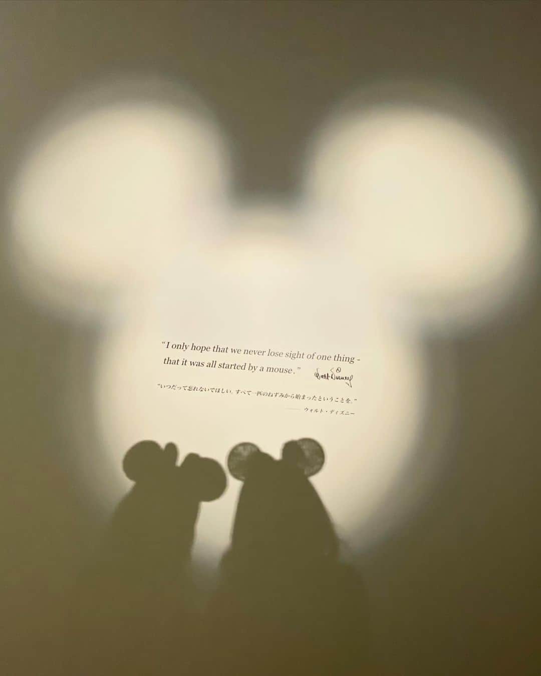 RiLiさんのインスタグラム写真 - (RiLiInstagram)「写真撮影OKなスポットあり⛴️【ミッキーマウス展】🐭⁣ ......⁣ 森アーツセンターギャラリー（東京・六本木ヒルズ森タワー52階）にて、10月30日〜1月11日まで【ミッキーマウス展】を開催中🐭🐭「アラジン」「アナ雪」など有名作品に携わってきたアーティストとミッキーとのコラボ作品が展示されているんだって🤭⁣ 展示内は写真撮影可能なスポットも〰️📸手でミッキーの耳を作ってみたり、ディズニーランドやシーで買ったカチューシャを持参して写真を撮るのもオススメ✊🏻✊🏻⁣ チケットは大学生以上は2,800円、中高生は2,000円だよ💡ひとりではもちろん、友だちや恋人と一緒にミッキーの世界をのぞきに行ってみては…⛴️⁣ .⁣ ※注意※⁣⁣ 外出の際はマスクの着用、人との距離を保つなどの感染対策を心がけ⁣帰宅時はしっかり手洗い・うがいを行いましょう！⁣⁣ またご紹介した店舗の営業時間等が⁣変更されている場合がございます。ご注意ください。⁣ ❣❣❣❣❣⁣ サイトやSNSで掲載させていただくお写真募集中😘📸⁣ かわいいコーデやアイテム、注目スポットなどが撮れたら、ハッシュタグ→#rili_tokyo  を付けて投稿❗⁣ ．⁣ Special Thanks💋 Photo by⁣ @yuurikikuchi_official⁣ @nao___hs⁣ @ulistyle___⁣ @rab_ripp⁣ @yh130_i⁣ @pppplutoooo⁣ @b_b_b_gram⁣ @eminnie.21⁣ @marina__1020⁣ ．⁣ #ミッキーマウス展#森アーツセンターギャラリー#六本木ヒルズ#美術館巡り#美術館デート#ディズニー#ミッキーマウス#シミラーコーデ#シミラールック#モノトーンコーデ#スヌーピーコーデ#ワントーンコーデ#ベージュコーデ#ブラウンコーデ#ブラックコーデ#ホワイトコーデ⁣  #rili_tokyo #おしゃれさんと繋がりたい #お洒落さんと繋がりたい #ファッション #패션스타그램 #ootd #outfit」11月25日 18時01分 - rili.tokyo