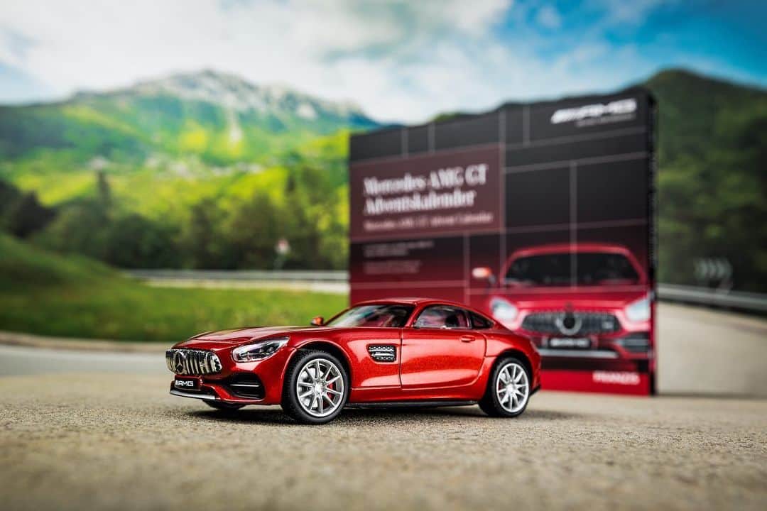 Mercedes AMGさんのインスタグラム写真 - (Mercedes AMGInstagram)「[Kraftstoffverbrauch kombiniert: 13,0 l/100km  CO₂-Emissionen kombiniert: 297 g/km  amg4.me/efficiency-statement]   'Tis the season for a Mercedes-AMG advent calendar! Learn more about the world of Driving Performance as you build your own Mercedes-AMG GT Coupé step-by-step.   #MercedesAMG #AMG #DrivingPerformance #AMGGT」11月25日 18時02分 - mercedesamg