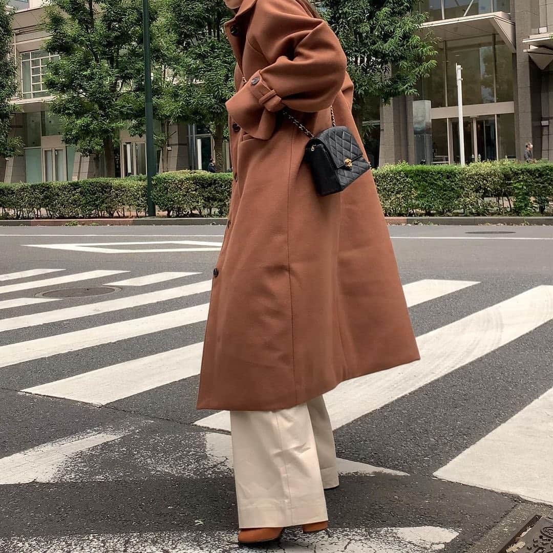 DHOLIC SNAPのインスタグラム：「@naru060708：@dholic_official   【LADIES】 #シングルラグランロングコート 全4色￥7,381(税込)   みなさんもぜひ#dholicsnap をつけて コーディネートを投稿してください📸💕   ※上記以外のご着用アイテムにつきましては品切れ商品、または、私物となります。   #DHOLIC#dholicism#fashion#ootd #プチプラコーデ#今日のコーデ#今日の服 #コート#コートコーデ#冬アイテム#秋冬コーデ #ロングコート#大人かわいい#大人カジュアル」