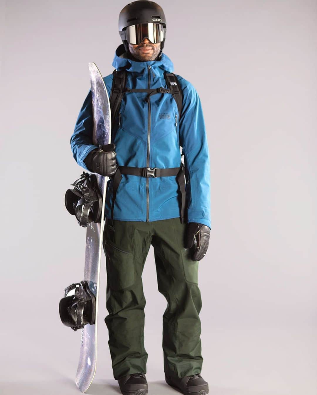マウンテンハードウェア公式さんのインスタグラム写真 - (マウンテンハードウェア公式Instagram)「・﻿ Boundary Ridge Gore-Tex 3L Bib﻿ ﻿ ハードユーザーのためのタフなスキー・スノーボードビブパンツ⛷🏂﻿ ﻿ 耐久性と荒天時の保護力にこだわったタフなスキー・スノーボード用ビブパンツです。１シーズンの滑走日数が100日を超えるようなハードなユーザーにこそおすすめ。チェストまでカバーする保護力の高いビブで、カンガルースタイルのチェストポケット付き。立体裁断のヒザ周りと足が大きく開くガゼットクロッチ構造を採用しており、窮屈さを感じずに大胆に動けます。﻿ ﻿ ●耐久性と雨天時の保護力に優れた３レイヤーのGORE-TEX防水透湿シェル素材 ﻿ ●ふとももの長さのジップ、ドロップシートデザイン、後部のストレッチ織りメッシュパネルを使用した伝統的なビブデザイン ﻿ ●ジッパー式のカンガルースタイルのチェストポケット ﻿ ●うしろ側にベルクロのウエスト調整タブ ﻿ ●ふたつのジッパー式ハンドポケットとふたつのジッパー付きももポケット ジッパー式の前開き ﻿ ●立体裁断のヒザ回りとガゼット構造 ﻿ ●裾内側に強化されたSchollerのキックパッチ﻿ ﻿ カラー:　233 Golden Brown, 306 Black Sage﻿ ﻿ サイズ: S・M・L﻿ ﻿ 素材：　ボディ - GORE‐TEX RECYCLED 3L(リサイクルポリエステル100%)﻿ ﻿ #MountainHardwear #マウンテンハードウェア #ウィンタースポーツ #バックカントリー #スキー #スノーボード #アウトドア #Goretex #ゴアテックス　#雪」11月25日 18時12分 - mountainhardwear.jp
