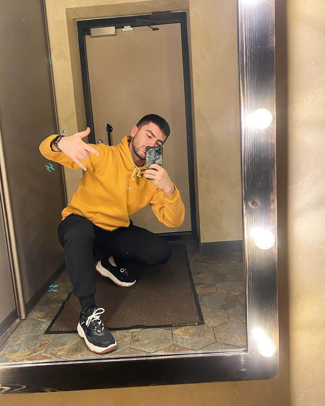 ウラジスラフ・ミルゾエフのインスタグラム：「in da house」