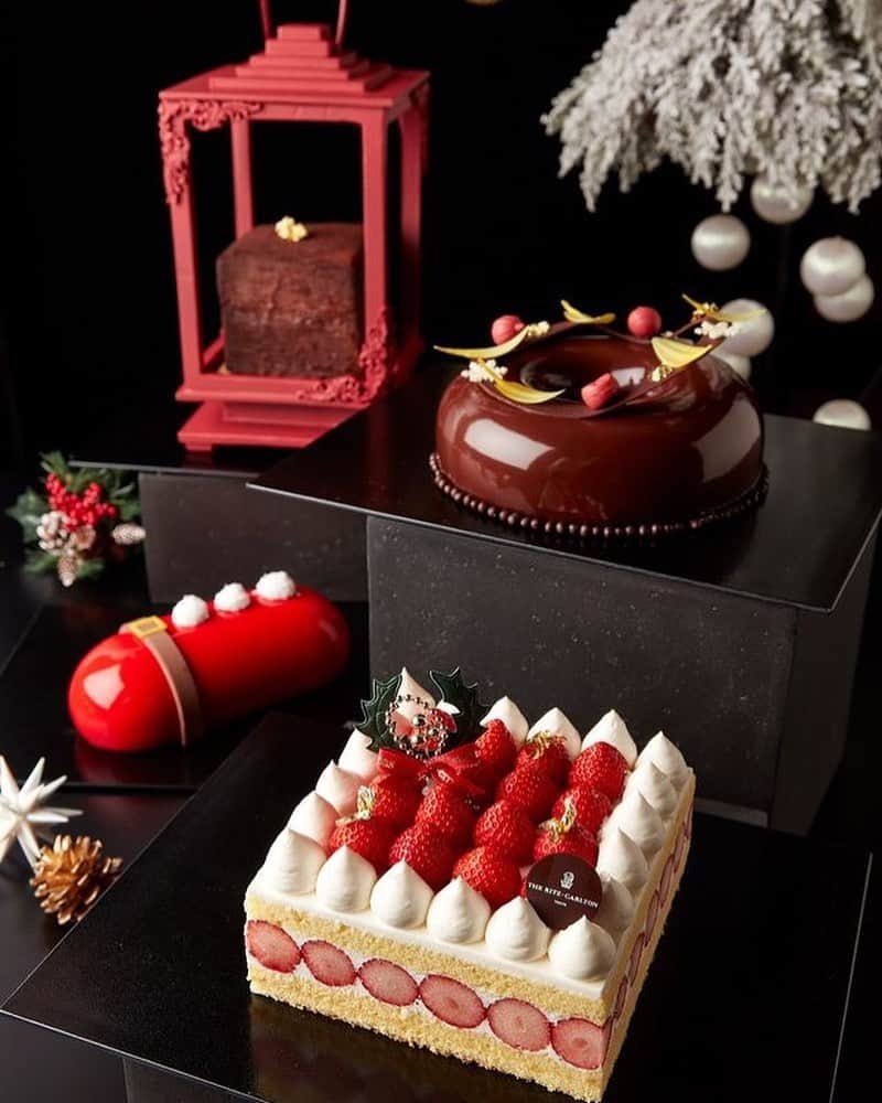 The Ritz-Carlton, Tokyoのインスタグラム：「本年、ザ・リッツ・カールトン東京がご用意するクリスマスケーキは全4種類🍰 定番のストロベリーショートケーキや、ピスタチオと甘酸っぱいチェリーの味わいが絶妙なサンタクロース ムースなど、本年もオリジナリティ溢れるケーキが皆様のホリデーを盛り上げます🎄 ケーキのご予約は12月14日(月)まで受け付けております😊  Bright up your Christmas with our cake collection🎂 This year, our popular Strawberry Shortcake is back, reinvented into a square shape, making it easier than ever to share with loved ones❤️ Our Chocolate Wreath, Santa Mousse and Chocolate Lantern cakes are also as beautiful as they are delicious⭐️ #RitzCarltonTokyo #RCMemories」