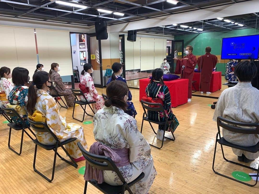 Tokyo School of Music&danceさんのインスタグラム写真 - (Tokyo School of Music&danceInstagram)「* * 先日、俳優/声優コースの学生向けに 「落語ゼミ」を開催しましたっ！☺️💡 * 落語家の方から 実際にお話を聞きました👀✨ * 浴衣に着替えて 実際に話を聞く姿は 真剣そのものでした💫💫 * * #20201125 #tsm #tsm西葛西 #tsm西葛西校 #東京スクールオブミュージックandダンス専門学校 #tokyoschoolofmusicanddance #音楽 #ダンス #俳優 #声優 #エンタメ #エンターテイメント #専門学校 #music #dance #actor #actress #voiceactor #voiceactress #entertainment #entertainer #school #schoollife #student #studentlife #落語 #浴衣 #📸 #👘 #ゼミ」11月25日 18時06分 - tsm_musicdance