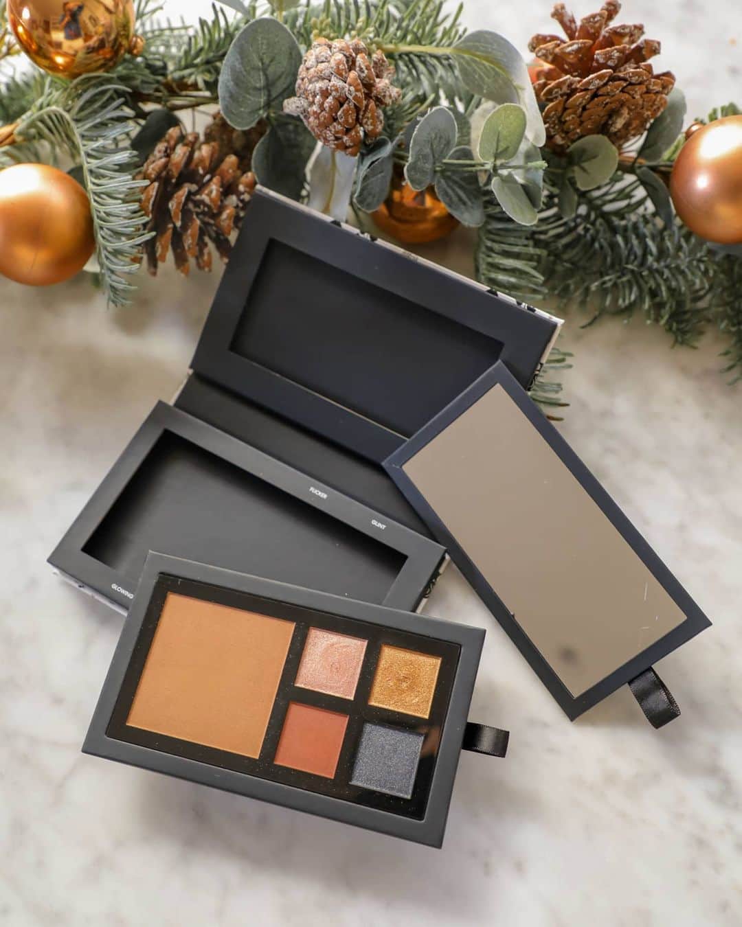 Mariko Kuoさんのインスタグラム写真 - (Mariko KuoInstagram)「AD  A gift of clean beauty for the perfect Christmas look! The bareMinerals Holiday Collection is the ideal planet friendly gift with sustainability at the forefront. All of the gifts in the collection use less plastic than ever before, eco-friendly materials and with such festive packaging, they don't need further gift wrapping. #Ad @bareMinerals #bareMinerals #CleanBeauty」11月25日 18時06分 - marikokuo