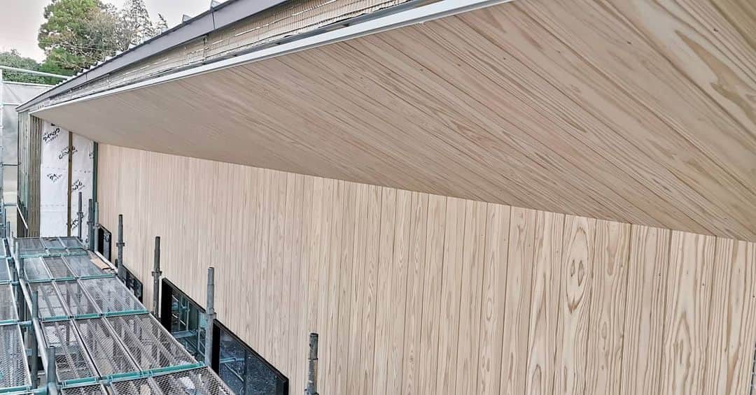有限会社 稲葉製材住宅のインスタグラム：「屋根の天井部分は より見えるように角度を変えて 杉板を張りました🙌 板の模様も揃えて一体感のある仕上がりです❗ ちょっとした一手間が仕上がりを大きく変えるです🙈🙈🙈  #新事務所計画 #外壁 #小国杉 #平屋の事務所 #名作の椅子がある事務所 #おしゃれな空間 #家づくり #マイホーム #暮らしやすい家 #使いやすい家 #丁寧な家づくり #庭のある暮らし #家具と暮らす #居心地のいい家 #暮らし #日々 #楽しい暮らし #ナチュラル #高性能住宅 #工務店 #サステナブル #新築 #リフォーム #リノベーション #注文住宅 #熊本 #玉名 #山鹿 #稲葉製材住宅 #イナバ  家族の未来、地球の未来を考えた家づくり 施工対応エリア 玉名、山鹿、荒尾、熊本市 県北メイン」