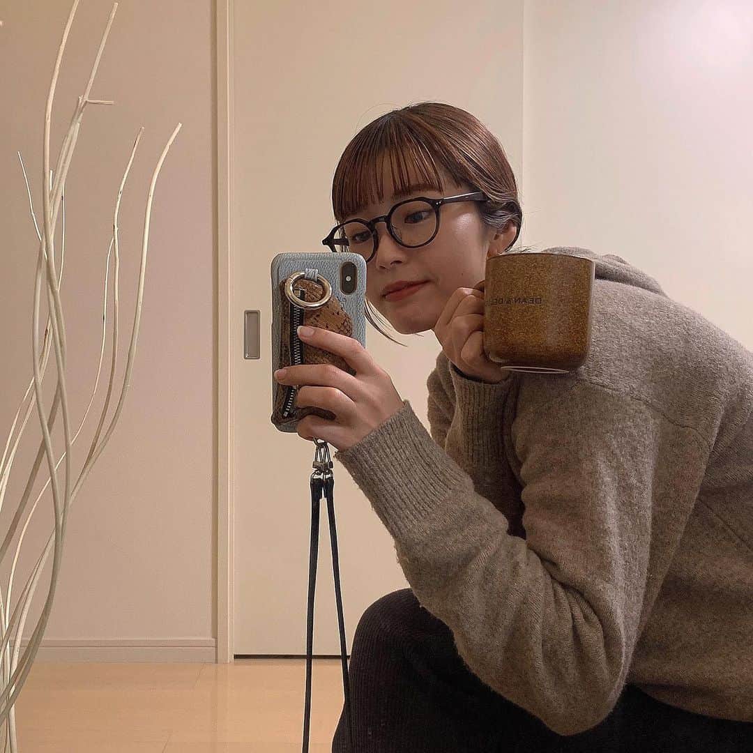 山本 絵里加のインスタグラム：「_ @c_coffee_official さんから頂きました♡ ダイエット効果のあるコーヒーだそうで。 毎日コーヒー飲むので、コーヒーでダイエット効果も得られるなんて嬉しい。いつも飲んでるコーヒーをこれに置き換えるだけ☺️ 炭やmctオイル、ビタミンなど体に良いものが沢山入っていて毎朝飲んでる☕️冬は食べすぎちゃうし、溜め込みがちなので冬こそがんばるゾ。笑 #C_COFFEE#シーコーヒー #チャコールコーヒー#チャコールクレンズ#PR」
