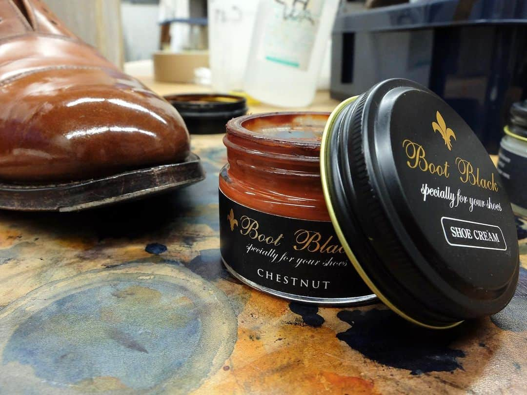 bootblack_officialさんのインスタグラム写真 - (bootblack_officialInstagram)「Ready for shoe shining with Boot Black Chestnut Cream.  #columbus#bootblack#artistpallet#shoecare#shoeshine#shoepolish#shoegazing#shoestagram#mensshoes#mensfashion#leathershoes#highshine#madeinjapan#japanmade#japanmadeshoecare#japan#chestnut」11月25日 18時16分 - bootblack_official