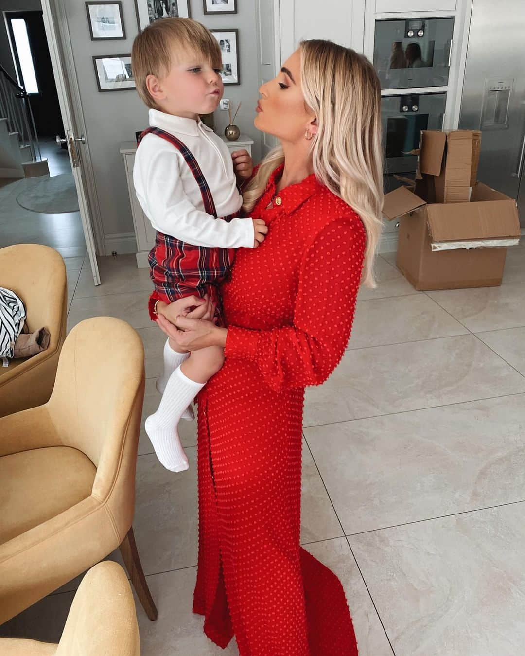 ビリー・フェアーズさんのインスタグラム写真 - (ビリー・フェアーズInstagram)「Christmas kisses 😘🥰❤️   I can’t cope with the cuteness of you my not so little chops 😭🥰❤️   Arthur’s Outfit ~ my @georgeatasda collection ❤️ #billiexgeorge」11月25日 18時18分 - billieshepherdofficial