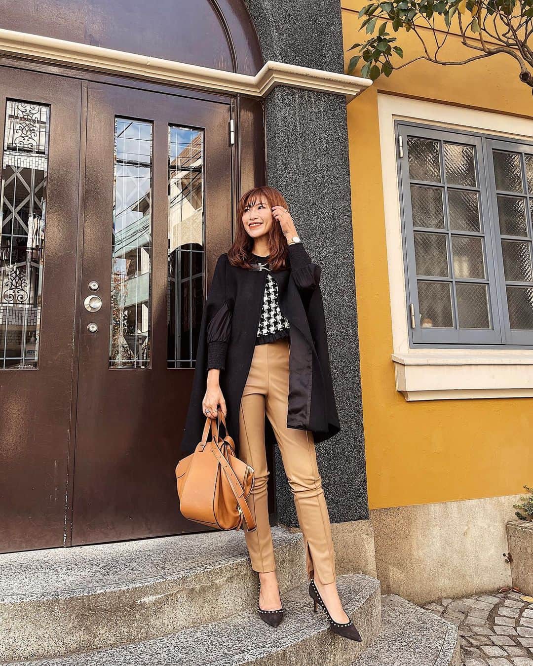 のインスタグラム：「all ZARA,  気づいたら全身ZARAだったコーデ😳✨ 襟付きシャツは千鳥格子で 襟が大きめでブラックだからフケ顔の私でも挑戦しやすかった☺️✨  これで代官山歩いてたらまた若い量産系の子と被っちゃってガン見されたの😂💦  おばちゃんとお揃いでごめんよ✋笑 今日はベストアーティストで久しぶりに黒髪の廉くん見れるのかなー🖤 わくわく😍🖤  全身 @zara  パンプス　@pellico_japan   #きれいめカジュアル#きれいめコーデ#冬コーデ#秋コーデ#カジュアルコーデ#大人コーデ #ママコーデ#ザラジョ#zara#ハイウエストパンツ #冬コーデ#秋コーデ#デートコーデ #大人カジュアル #30代ファッション #30代コーデ」