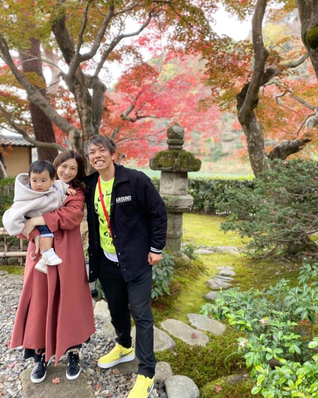 伊藤春香さんのインスタグラム写真 - (伊藤春香Instagram)「家族で京都に行ってきました。﻿ ﻿ GoToの雲行きが危うくなってきて、﻿ どうなるだろう、どうしよう…﻿ とずっとニュースを見守っていましたが、﻿  ﻿ 年末年始の移動は﻿ このままだと厳しそうなので…﻿ ﻿ 2020年になって初めて、関西在住の﻿ 家族に会えて、息子を見せられました。﻿ ﻿ #京都旅行﻿ #家族旅行 #kyoto #京都 #嵐山紅葉  #goto旅行 #doraco #elura #elura2020fw  #ドラコ #エルーラ #ポンチョコート #1歳児 #スペリオルダブルカラーコート」11月25日 18時30分 - ha_chu
