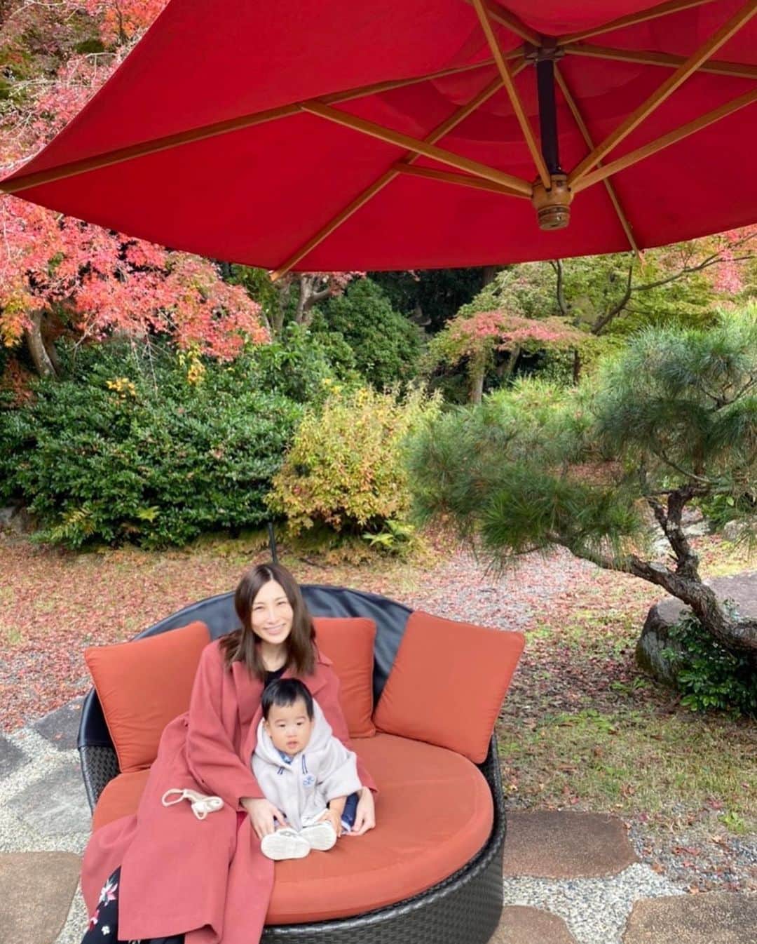 伊藤春香さんのインスタグラム写真 - (伊藤春香Instagram)「家族で京都に行ってきました。﻿ ﻿ GoToの雲行きが危うくなってきて、﻿ どうなるだろう、どうしよう…﻿ とずっとニュースを見守っていましたが、﻿  ﻿ 年末年始の移動は﻿ このままだと厳しそうなので…﻿ ﻿ 2020年になって初めて、関西在住の﻿ 家族に会えて、息子を見せられました。﻿ ﻿ #京都旅行﻿ #家族旅行 #kyoto #京都 #嵐山紅葉  #goto旅行 #doraco #elura #elura2020fw  #ドラコ #エルーラ #ポンチョコート #1歳児 #スペリオルダブルカラーコート」11月25日 18時30分 - ha_chu
