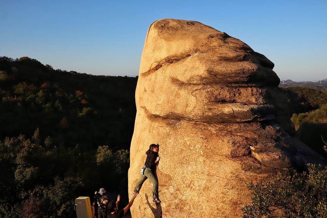 尾上彩さんのインスタグラム写真 - (尾上彩Instagram)「Niconico rock😊 ・ ニコニコ岩と１年ぶりの再会😊💓 ・ @patagoniajp @patagonia_climb #climbing #bouldering #climblikeagirl #クライミング #ボルダリング」11月25日 18時25分 - aya_onoe