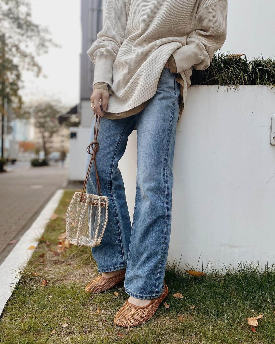 Eri Koyamaのインスタグラム：「. 以前'21 SpringのInsta LIVE ( @ungrid_staffsnap )で紹介した 1月の大注目デニム👖🤍 . 見ての通りシンプルなデニムだけど、 結局こういうスタンダードで どのスタイリングにもハマるデニムって 1本絶対必要なんだよね☝🏻🥺 . . 153cmの私が24インチ履いてこの丈だから デニム久々に購入リストに入れました😏 . @ungrid_official @ungrid_staffsnap @eri_koyama_ #ungriddenim #153cmコーデ」