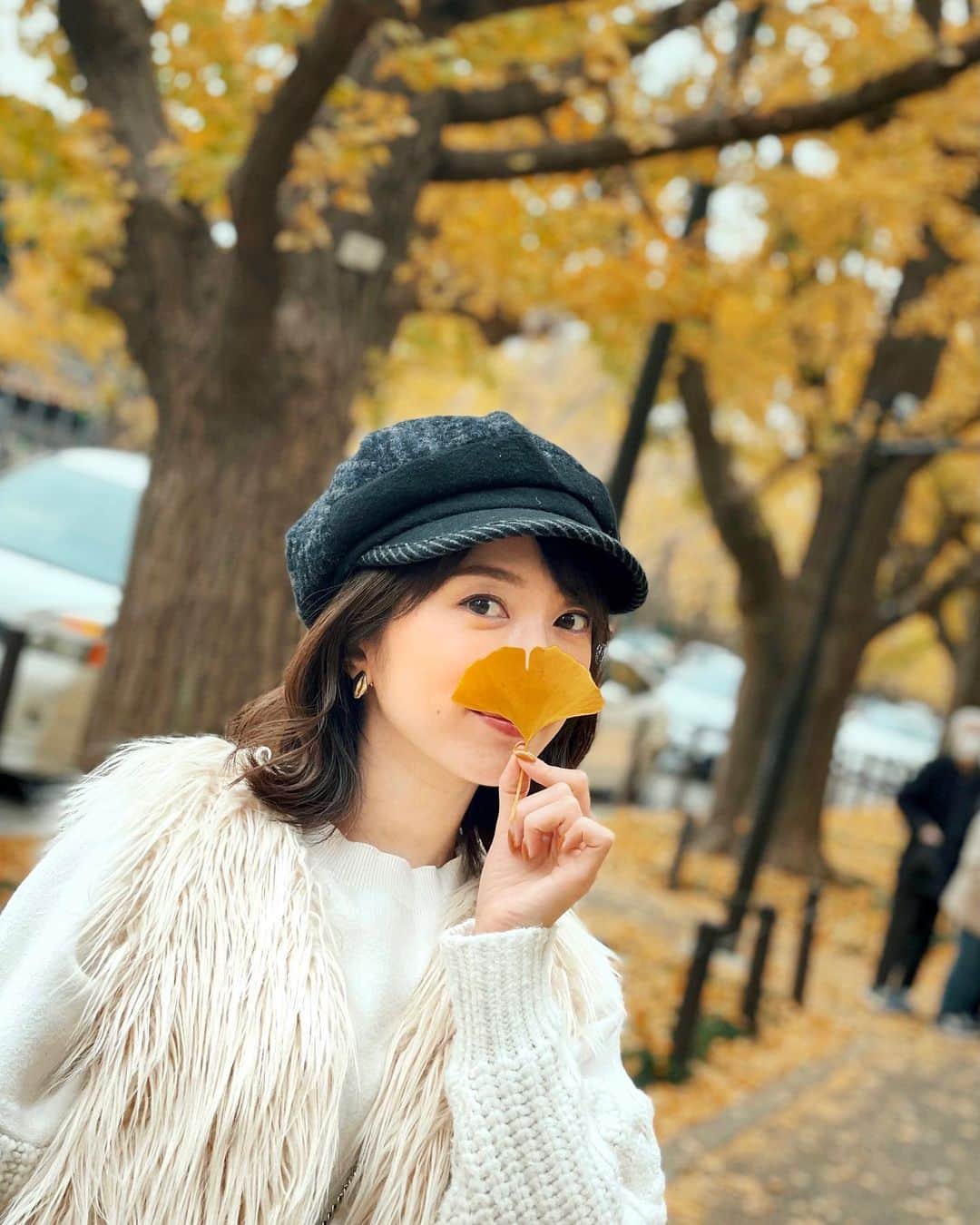 のインスタグラム：「﻿ ﻿ 外苑前の銀杏並木﻿ ﻿ ギリギリ間に合った〜とっても綺麗でしたよ☺️💛﻿ ﻿ ﻿ 紅葉綺麗だよねえ、﻿ なんか今年が謎にあって紅葉欲があって🤔﻿ ﻿ 綺麗なもの見て癒されたいのかな〜？笑﻿ ﻿ ﻿ ﻿ 写真撮ってたらすっっっごく可愛いワンチャンを連れたご夫婦と遭遇して、可愛い〜て言ってたら抱っこしますか？☺️て言ってくれてお写真撮らせてもらった〜💘💘💘﻿ ﻿ ﻿ ポメプーだって！可愛すぎた😫﻿ やっぱトイプーしか勝たんな。﻿ ﻿ ﻿ ﻿ #銀杏並木 #外苑前いちょう並木 #いちょう並木 #外苑前 #紅葉 #銀杏 #instagood #instadaily」