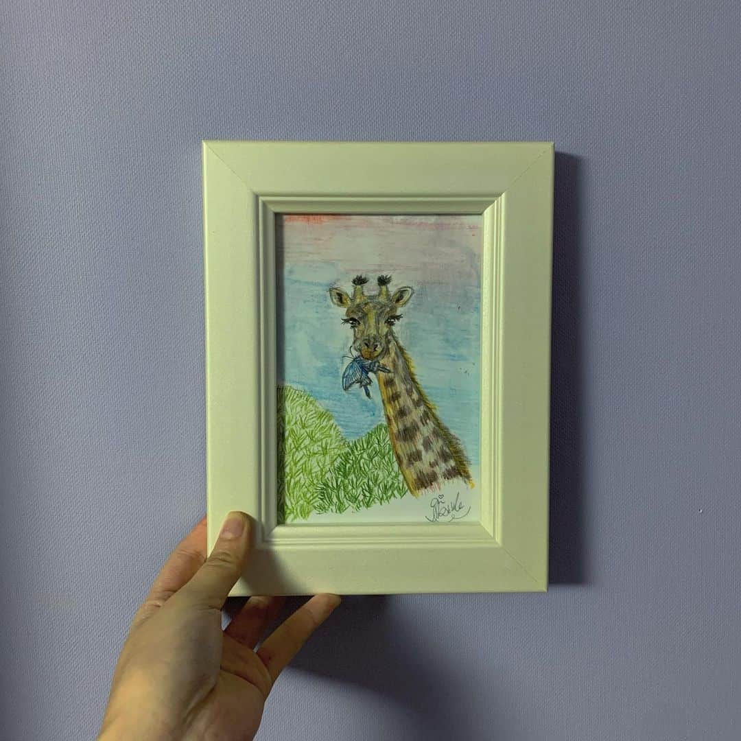 池田愛のインスタグラム：「額を貰ったので絵を描いて飾ってみました🌳🦒🦋」