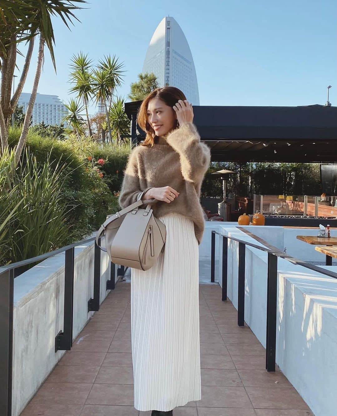 石黒美帆のインスタグラム：「*﻿ 先日のコーデ☀︎﻿ ﻿ knit#unitedarrows  skirt#AKTE﻿ bag#loewe﻿ ﻿ ﻿ ベロア素材のホワイトスカート。﻿ 合わせやすいし着心地も良いです🕊﻿ ﻿ ﻿ 今日は朝トレーニングの後、 @rococo.omotesandou & @bicuol_omotesando で、背中からデコルテ・顔と流して矯正をしてもらったので、身体が軽い🥺﻿ ﻿ どれだけ歪んでるのってくらい歪んでる事に今年は気付けたので、来年は死ぬ気で直そうと思います✊笑﻿ ﻿ ﻿ ﻿ #fashion#fashionstyle#fashiongram#instafashion#outfit#ootd#dailylook#패션#오오티디#ファッション#コーデ#アクテ#ユナイテッドアローズ#ロエベ#ロエベバッグ#シンプルコーデ#秋服#秋コーデ」