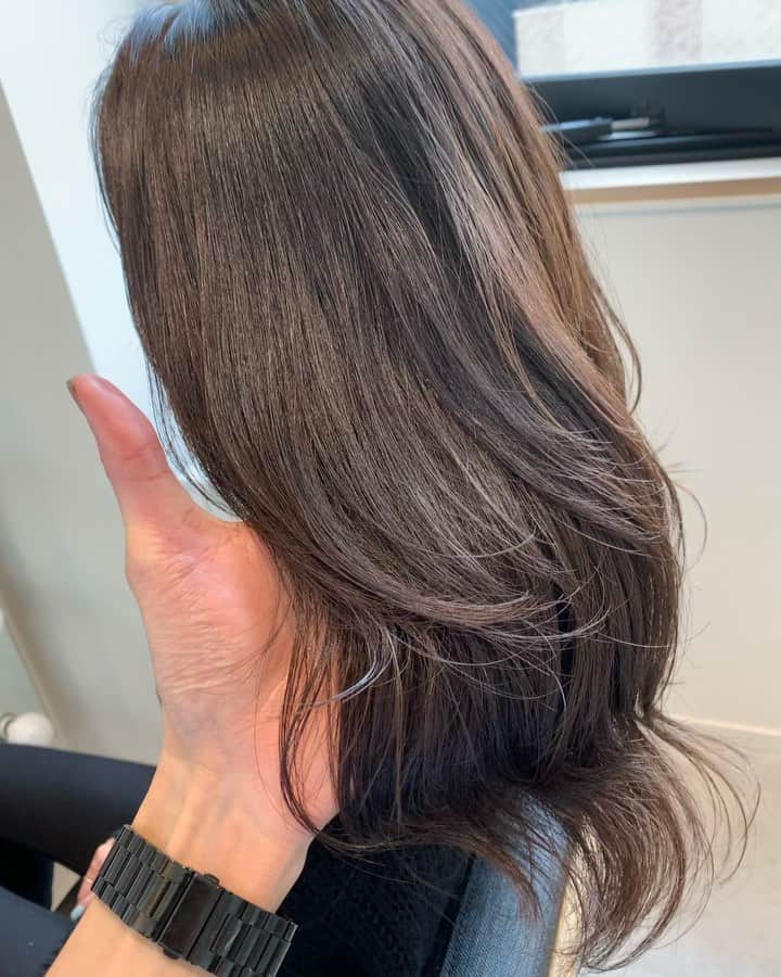 のインスタグラム：「✴︎ 少し早いけど 今年最後のヘアメンテナンス❤︎ しっかりトリートメントをしてもらって 髪の毛が蘇りました✨ @above_uegami さんいつもありがとうございまーす🥺」