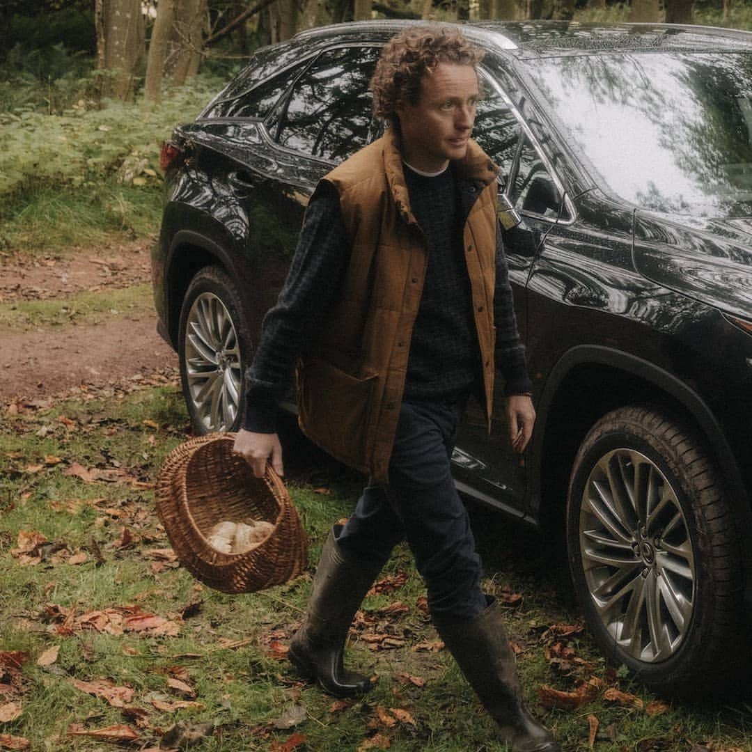 Lexus UKさんのインスタグラム写真 - (Lexus UKInstagram)「"Scotland has a larder that is the envy of the world."  Go on a journey into the Scottish Highlands with Michelin-starred chef @Tom_Kitchin and the #LexusRX in search of the finest seasonal ingredients.  Click the link in our bio to watch the film.  #Lexus #Chef #Food #Foodie #MichelinStar #Foraging #Scotland #ScottishHighlands #Scottish」11月25日 18時37分 - lexusuk