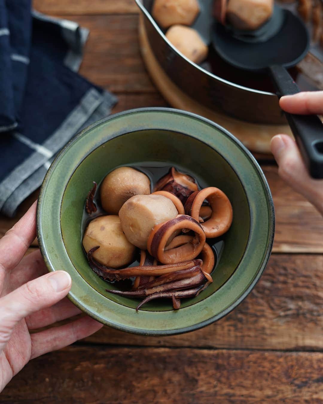 栁川かおりさんのインスタグラム写真 - (栁川かおりInstagram)「『イカと里芋の煮物。』  イカをさっと煮るだけの 上品なのも作ってみるけれど。  しっかり煮てイカも里芋も お醤油の色が染み込んだ 田舎っぽい方が好きみたい。」11月25日 18時38分 - kaori_yanagawa